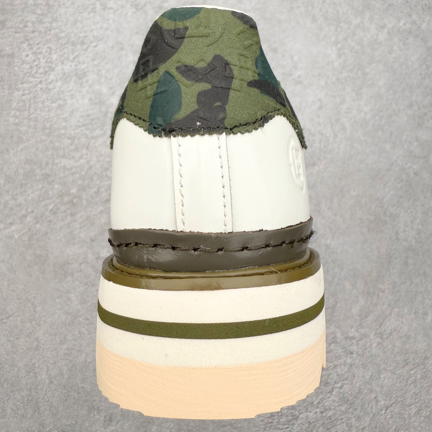 图片[8]-＃纯原 BAPE x CLOT x Superstar by EDISON CHEN 猿人头 凝结集团 陈冠希三方联名贝壳头KJ1473 以通体白色皮革材质和棕绿色鞋底线条打造，鞋面依旧是不对称鸳鸯的设计。鞋侧分别饰有BAPE STA Logo和阿迪达斯三条纹，搭配经典的Bape绿色迷彩图案和Clot中国风丝绸元素的压印标识呈现。鞋舌和鞋垫上上则分别点缀有CLOT x BAPE x 阿迪三方联名的标志，鞋带上也搭配金色CLOT和BAPE鞋带扣，后跟位置同样分别饰有BAPE和CLOT的品牌Logo，彰显特殊身份。实拍调校N版已经零色差零失真 百分百还原实物色彩所见即所得 不存在货不对板色差等低级问题 选购参考实物拍摄 不混卖不参货 只用心做好货严格选品 承诺混一赔十 尺码：36 36.5 37.5 38 38.5 39 40 40.5 41 42 42.5 43 44 44.5 45 46-选品中心