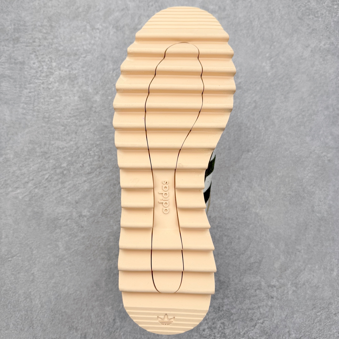 图片[9]-＃纯原 BAPE x CLOT x Superstar by EDISON CHEN 猿人头 凝结集团 陈冠希三方联名贝壳头KJ1473 以通体白色皮革材质和棕绿色鞋底线条打造，鞋面依旧是不对称鸳鸯的设计。鞋侧分别饰有BAPE STA Logo和阿迪达斯三条纹，搭配经典的Bape绿色迷彩图案和Clot中国风丝绸元素的压印标识呈现。鞋舌和鞋垫上上则分别点缀有CLOT x BAPE x 阿迪三方联名的标志，鞋带上也搭配金色CLOT和BAPE鞋带扣，后跟位置同样分别饰有BAPE和CLOT的品牌Logo，彰显特殊身份。实拍调校N版已经零色差零失真 百分百还原实物色彩所见即所得 不存在货不对板色差等低级问题 选购参考实物拍摄 不混卖不参货 只用心做好货严格选品 承诺混一赔十 尺码：36 36.5 37.5 38 38.5 39 40 40.5 41 42 42.5 43 44 44.5 45 46-选品中心