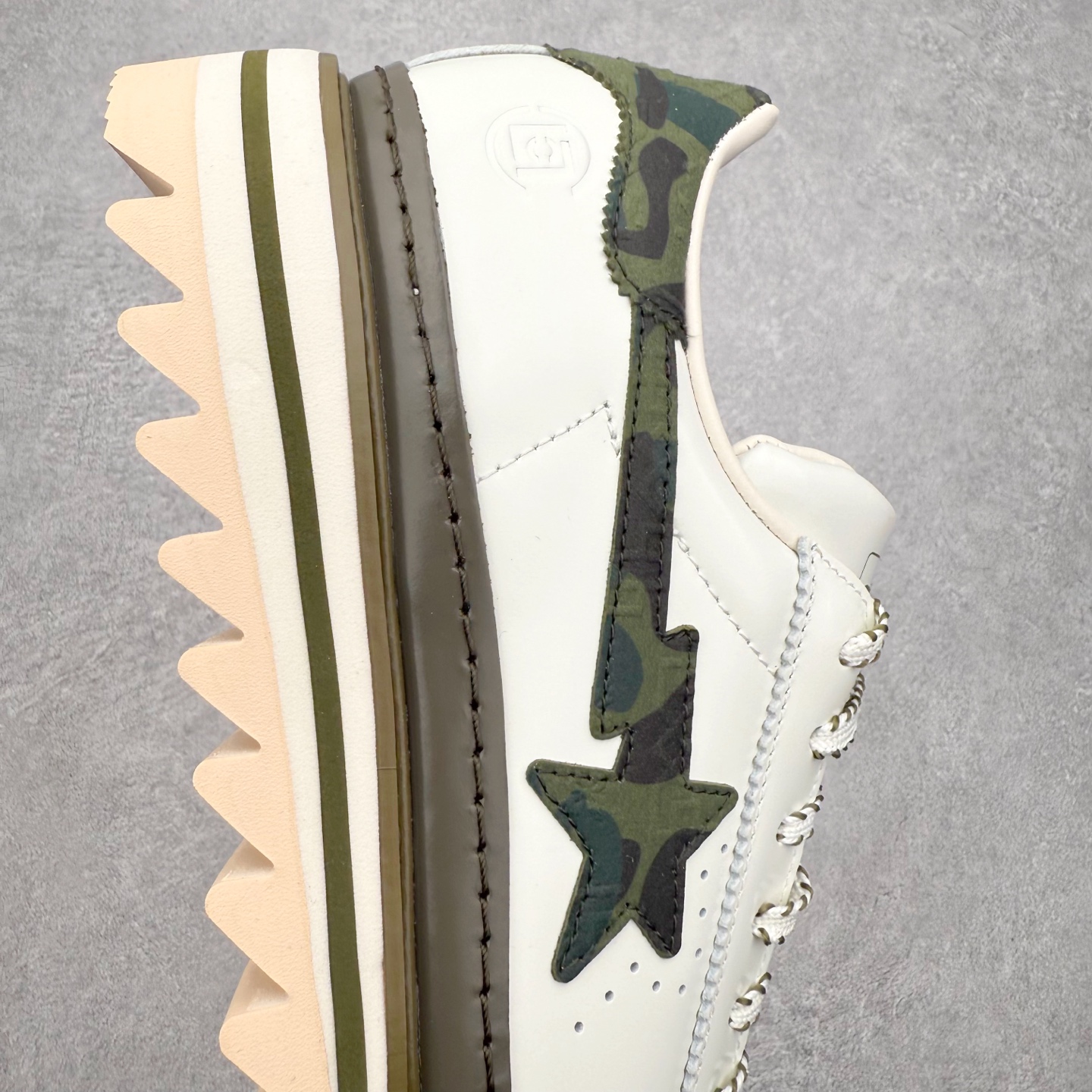 图片[6]-＃纯原 BAPE x CLOT x Superstar by EDISON CHEN 猿人头 凝结集团 陈冠希三方联名贝壳头KJ1473 以通体白色皮革材质和棕绿色鞋底线条打造，鞋面依旧是不对称鸳鸯的设计。鞋侧分别饰有BAPE STA Logo和阿迪达斯三条纹，搭配经典的Bape绿色迷彩图案和Clot中国风丝绸元素的压印标识呈现。鞋舌和鞋垫上上则分别点缀有CLOT x BAPE x 阿迪三方联名的标志，鞋带上也搭配金色CLOT和BAPE鞋带扣，后跟位置同样分别饰有BAPE和CLOT的品牌Logo，彰显特殊身份。实拍调校N版已经零色差零失真 百分百还原实物色彩所见即所得 不存在货不对板色差等低级问题 选购参考实物拍摄 不混卖不参货 只用心做好货严格选品 承诺混一赔十 尺码：36 36.5 37.5 38 38.5 39 40 40.5 41 42 42.5 43 44 44.5 45 46-选品中心