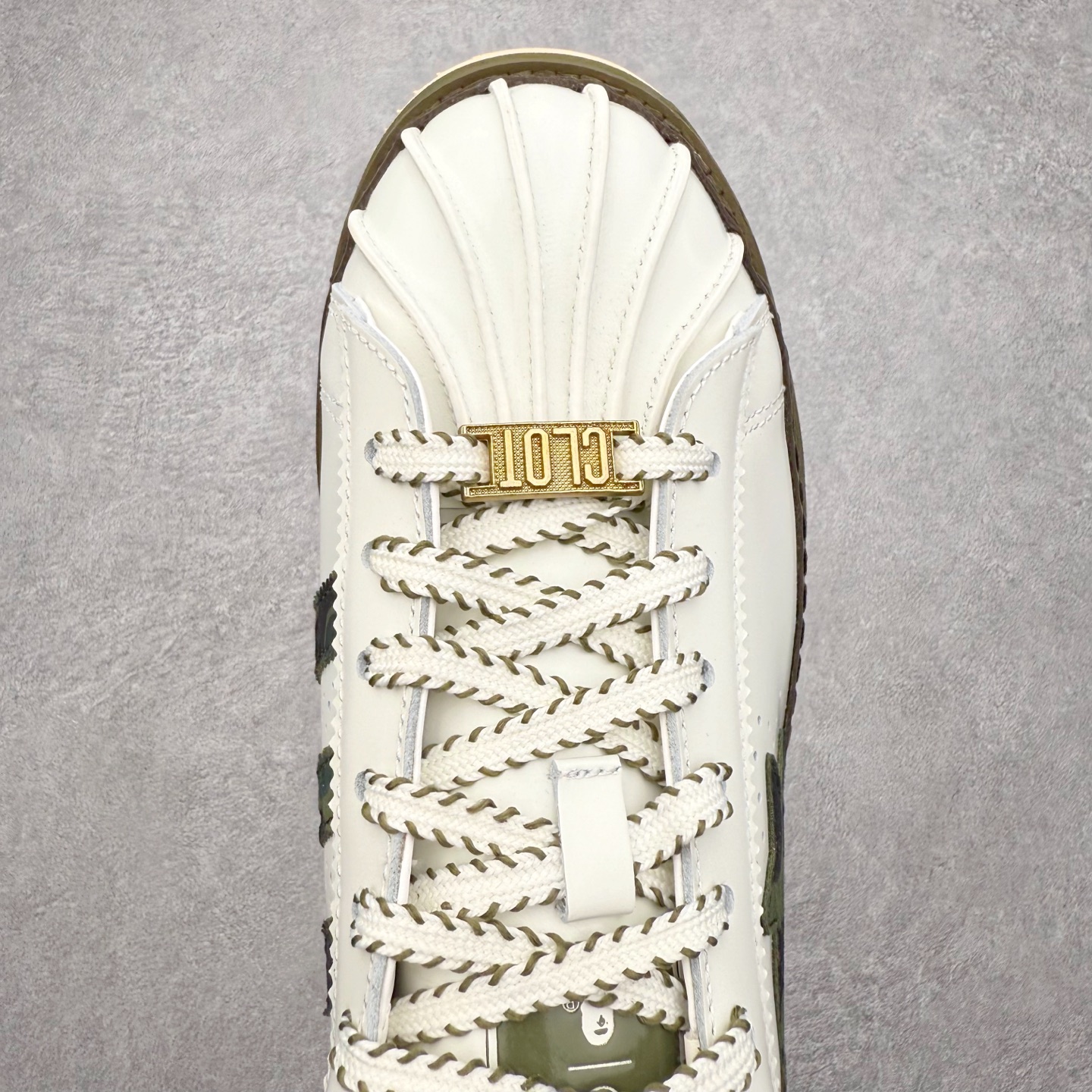 图片[4]-＃纯原 BAPE x CLOT x Superstar by EDISON CHEN 猿人头 凝结集团 陈冠希三方联名贝壳头KJ1473 以通体白色皮革材质和棕绿色鞋底线条打造，鞋面依旧是不对称鸳鸯的设计。鞋侧分别饰有BAPE STA Logo和阿迪达斯三条纹，搭配经典的Bape绿色迷彩图案和Clot中国风丝绸元素的压印标识呈现。鞋舌和鞋垫上上则分别点缀有CLOT x BAPE x 阿迪三方联名的标志，鞋带上也搭配金色CLOT和BAPE鞋带扣，后跟位置同样分别饰有BAPE和CLOT的品牌Logo，彰显特殊身份。实拍调校N版已经零色差零失真 百分百还原实物色彩所见即所得 不存在货不对板色差等低级问题 选购参考实物拍摄 不混卖不参货 只用心做好货严格选品 承诺混一赔十 尺码：36 36.5 37.5 38 38.5 39 40 40.5 41 42 42.5 43 44 44.5 45 46-选品中心