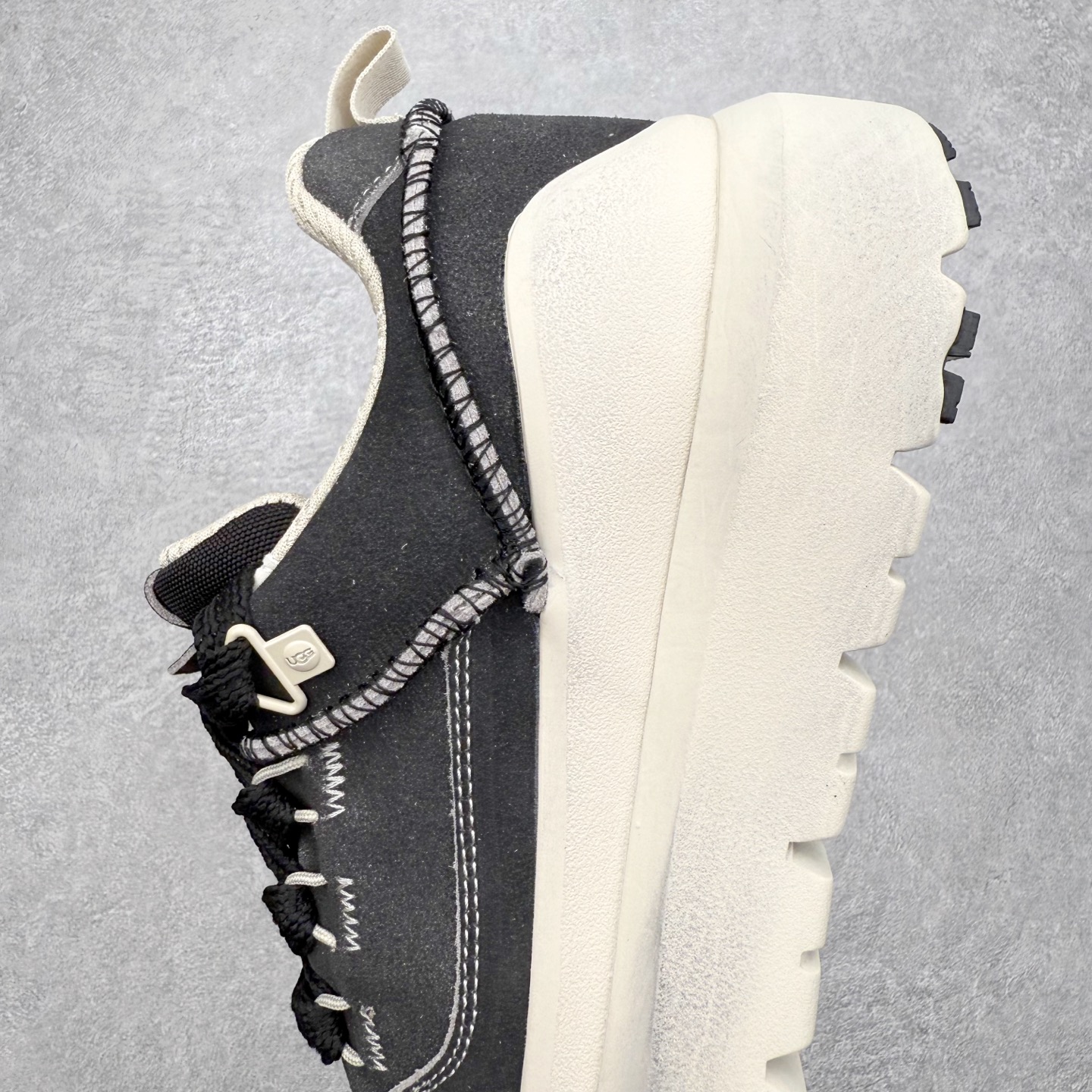 图片[7]-UGG 4994 秋冬羊皮毛一体雪地靴 全鞋采用ZP同厂 隆丰A级澳洲进口羊皮毛一体 品牌代工厂生产线 完全遵循ZP工艺流程 代工厂原厂版师 秉承无原鞋不开发选择 注重每一处细节 市面最正版型 TREADLITE\\\”轻翼\\\”科技外底 轻便/耐用/柔韧/桩型【售后郑重承诺】一个月内若出现重大脱胶/断底等质量问题 直接为您换新！尺码：35 36 37 38 39 40 41 42 43 44 45-选品中心