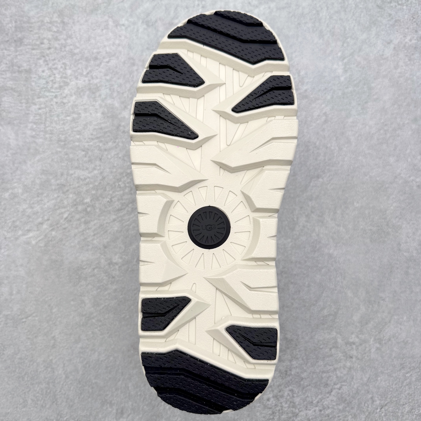 图片[9]-UGG 4994 秋冬羊皮毛一体雪地靴 全鞋采用ZP同厂 隆丰A级澳洲进口羊皮毛一体 品牌代工厂生产线 完全遵循ZP工艺流程 代工厂原厂版师 秉承无原鞋不开发选择 注重每一处细节 市面最正版型 TREADLITE\\\”轻翼\\\”科技外底 轻便/耐用/柔韧/桩型【售后郑重承诺】一个月内若出现重大脱胶/断底等质量问题 直接为您换新！尺码：35 36 37 38 39 40 41 42 43 44 45-选品中心