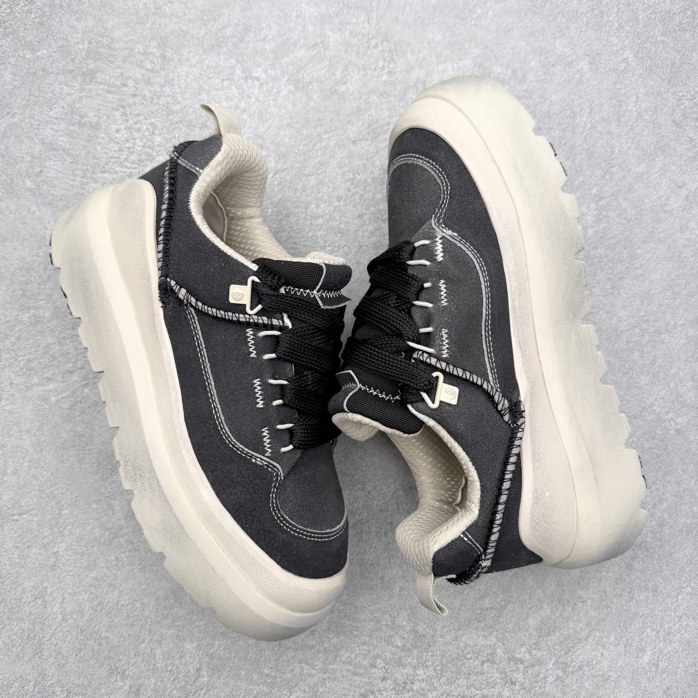 图片[3]-UGG 4994 秋冬羊皮毛一体雪地靴 全鞋采用ZP同厂 隆丰A级澳洲进口羊皮毛一体 品牌代工厂生产线 完全遵循ZP工艺流程 代工厂原厂版师 秉承无原鞋不开发选择 注重每一处细节 市面最正版型 TREADLITE\\\”轻翼\\\”科技外底 轻便/耐用/柔韧/桩型【售后郑重承诺】一个月内若出现重大脱胶/断底等质量问题 直接为您换新！尺码：35 36 37 38 39 40 41 42 43 44 45-选品中心