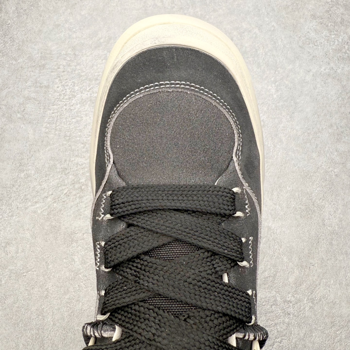 图片[4]-UGG 4994 秋冬羊皮毛一体雪地靴 全鞋采用ZP同厂 隆丰A级澳洲进口羊皮毛一体 品牌代工厂生产线 完全遵循ZP工艺流程 代工厂原厂版师 秉承无原鞋不开发选择 注重每一处细节 市面最正版型 TREADLITE\\\”轻翼\\\”科技外底 轻便/耐用/柔韧/桩型【售后郑重承诺】一个月内若出现重大脱胶/断底等质量问题 直接为您换新！尺码：35 36 37 38 39 40 41 42 43 44 45-选品中心