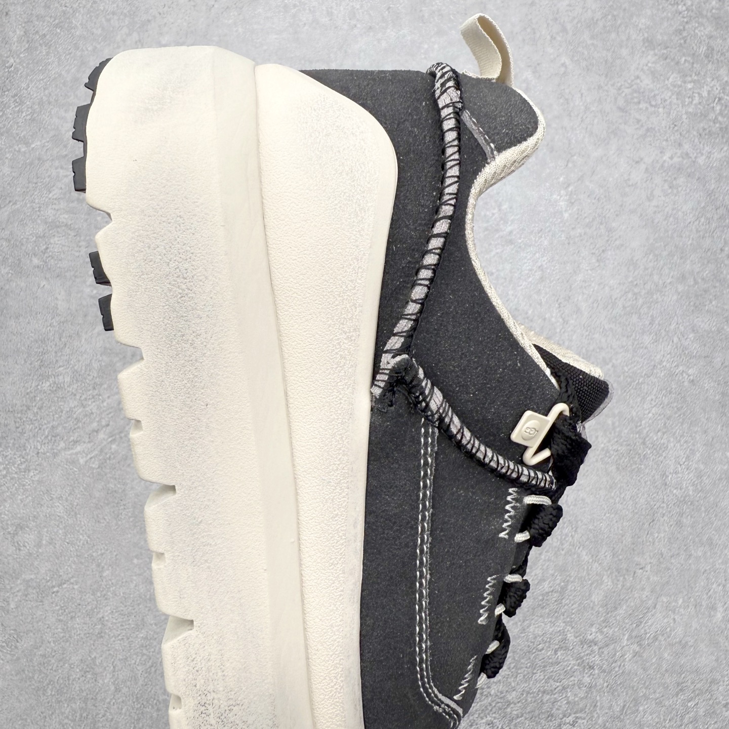 图片[6]-UGG 4994 秋冬羊皮毛一体雪地靴 全鞋采用ZP同厂 隆丰A级澳洲进口羊皮毛一体 品牌代工厂生产线 完全遵循ZP工艺流程 代工厂原厂版师 秉承无原鞋不开发选择 注重每一处细节 市面最正版型 TREADLITE\\\”轻翼\\\”科技外底 轻便/耐用/柔韧/桩型【售后郑重承诺】一个月内若出现重大脱胶/断底等质量问题 直接为您换新！尺码：35 36 37 38 39 40 41 42 43 44 45-选品中心