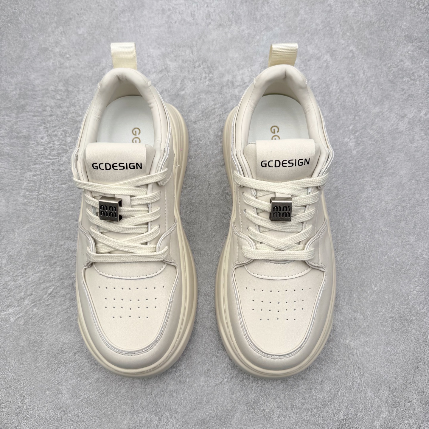 图片[2]-GG-CC赵露思2025新款厚底增高休闲运动老爹鞋系列 广东大厂出品 7CM厚底增高 星河粒子 银白粉色 银角大王 完美细节 25ss春季新款厚底增高 大长腿 时髦look轻松定格 不费力展现率性氛围 高档银盒 酷帅机能风不规则设计大底 拼色造型设计 轻便舒适百搭 GGCC银白配色好温柔 三层组合月牙底 柔软有弹性的月牙底和增加舒适度显腿长的7cm增高 长时间走路和站立都不累脚舒适度和少女感 厚底增高 不管怎么搭都好看~尺码：35 36 37 38 39 40-选品中心