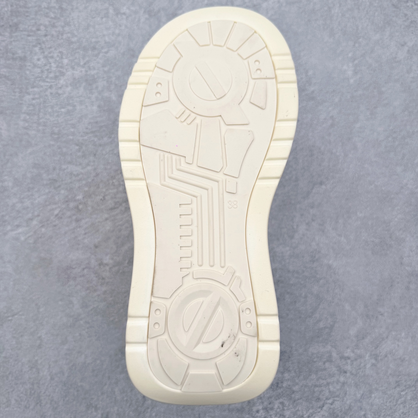 图片[9]-GG-CC赵露思2025新款厚底增高休闲运动老爹鞋系列 广东大厂出品 7CM厚底增高 星河粒子 银白粉色 银角大王 完美细节 25ss春季新款厚底增高 大长腿 时髦look轻松定格 不费力展现率性氛围 高档银盒 酷帅机能风不规则设计大底 拼色造型设计 轻便舒适百搭 GGCC银白配色好温柔 三层组合月牙底 柔软有弹性的月牙底和增加舒适度显腿长的7cm增高 长时间走路和站立都不累脚舒适度和少女感 厚底增高 不管怎么搭都好看~尺码：35 36 37 38 39 40-选品中心