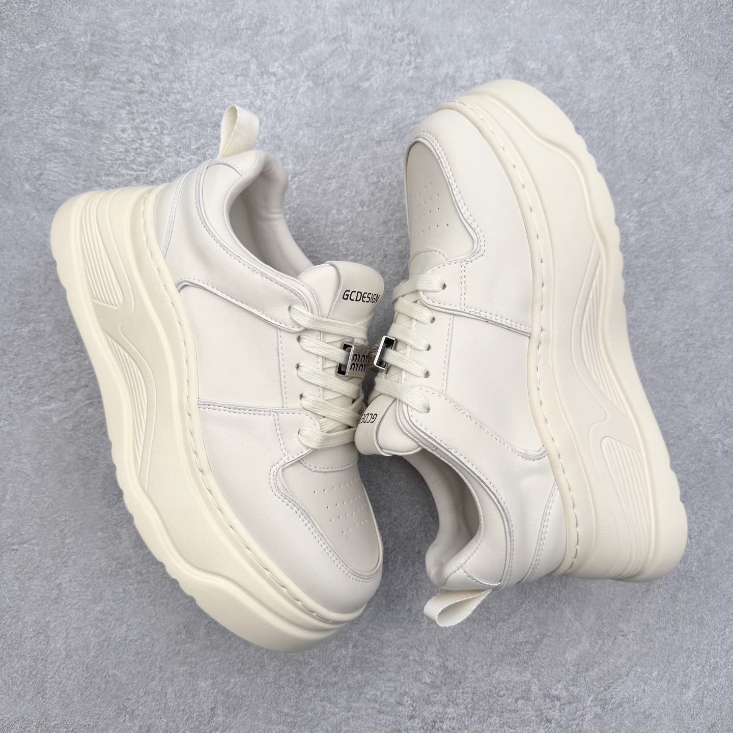 图片[3]-GG-CC赵露思2025新款厚底增高休闲运动老爹鞋系列 广东大厂出品 7CM厚底增高 星河粒子 银白粉色 银角大王 完美细节 25ss春季新款厚底增高 大长腿 时髦look轻松定格 不费力展现率性氛围 高档银盒 酷帅机能风不规则设计大底 拼色造型设计 轻便舒适百搭 GGCC银白配色好温柔 三层组合月牙底 柔软有弹性的月牙底和增加舒适度显腿长的7cm增高 长时间走路和站立都不累脚舒适度和少女感 厚底增高 不管怎么搭都好看~尺码：35 36 37 38 39 40-选品中心