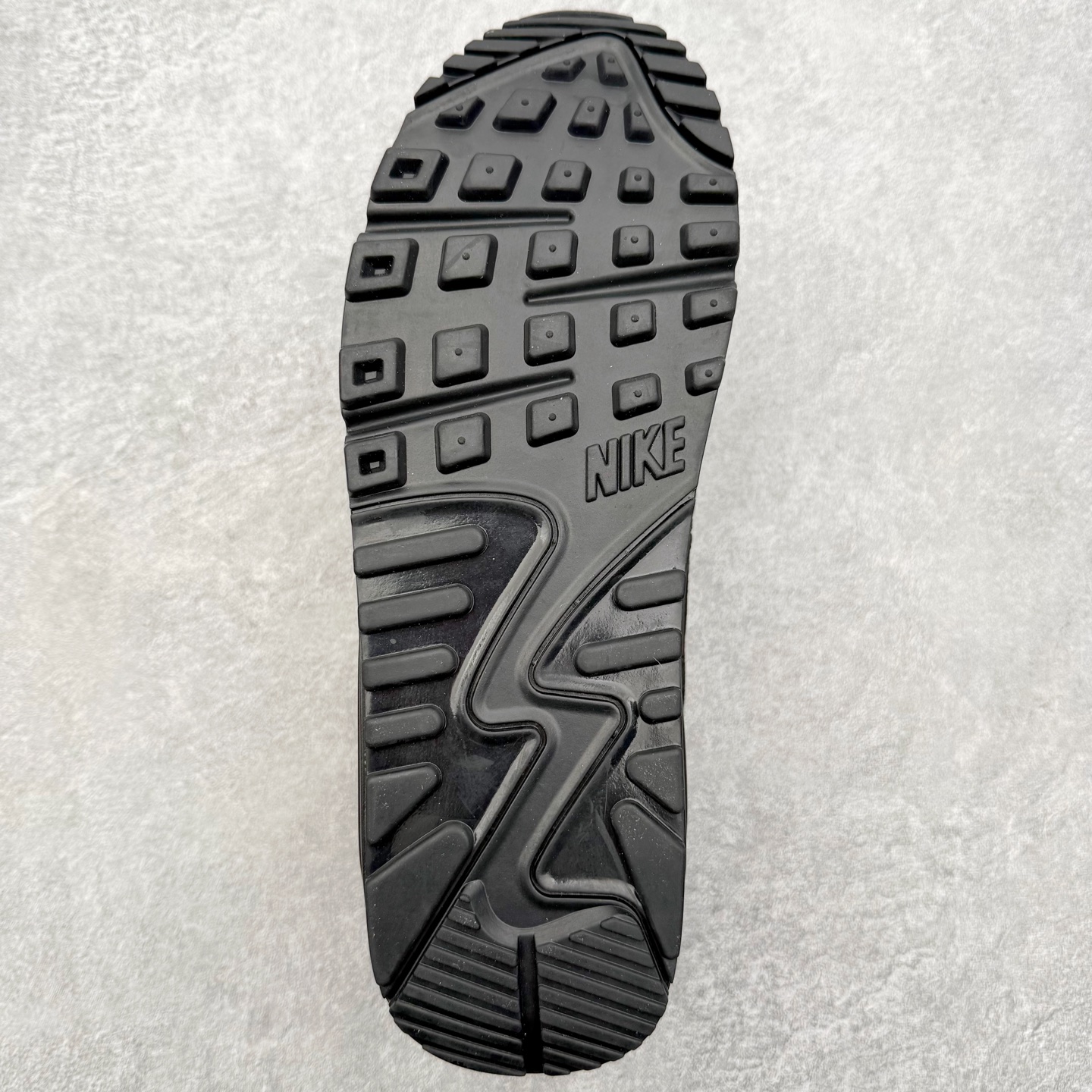 图片[9]-＃MX版 NK Air MAX 90 气垫复古减震跑步鞋 DM0029-021 经典重温 独家陆续补货 外单专供大厂出品 品质稳定 一百余色 终端操作 Air Max 90于1990年推出 来自Air Max系列 在Air Max 1的基础上改进而得 增加了气垫面积 外型上也更为流线 最特別的就是加入了菱纹塑胶嵌板 为Air Max 90增添了许多潮流气息 皮革鞋面 造就出色耐穿性和支撑力 Max Air缓震配置搭配泡棉中底 令Air Max 90轻盈而舒适 华夫格橡胶外底 铸就Air Max 90非凡的抓地力 而Air Max 90不仅是一双跑鞋 它成功跨越了时间的演进 成为了球鞋文化与潮流圈中最熟为人知的鞋款之一 尺码：36 36.5 37.5 38 38.5 39 40 40.5 41 42 42.5 43 44 44.5 45-选品中心