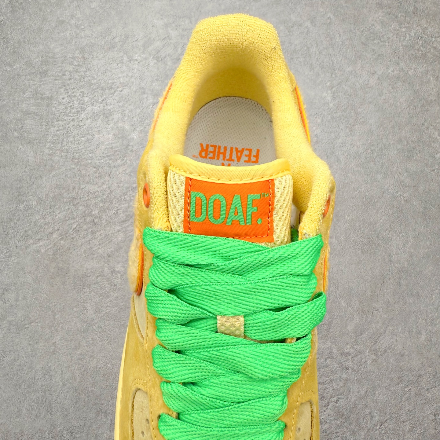 图片[5]-＃XT纯原 NK Air Force 1 Low 空军一号时尚舒适防滑耐磨低帮板鞋 IU7612-700 顶级批次 2022全新楦头鞋型 鱼鳞大底 历时开发三个月 清洁度完美 二维码鞋标 内置芯片及solo气垫 大底高度及其弧度依照正品 钢印 logo刺绣 鞋口弧度 鞋头长度 鞋面冲孔 鞋垫背胶及钢印 完美鞋型对比正品 每一处都是细节满满 柔软、弹性十足的缓震性能和出色的中底设计 横跨复古与现代的外型结合 造就出风靡全球 三十多年的Force 1 直到今天还深受青睐 实拍调校N版已经零色差零失真 百分百还原实物色彩所见即所得 不存在货不对板色差等低级问题 选购参考实物拍摄 不混卖不参货 只用心做好货严格选品 承诺混一赔十 尺码：36 36.5 37.5 38 38.5 39 40 40.5 41 42 42.5 43 44 44.5 45-选品中心