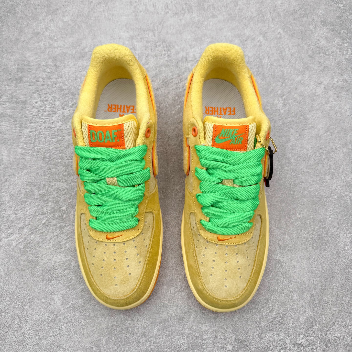 图片[2]-＃XT纯原 NK Air Force 1 Low 空军一号时尚舒适防滑耐磨低帮板鞋 IU7612-700 顶级批次 2022全新楦头鞋型 鱼鳞大底 历时开发三个月 清洁度完美 二维码鞋标 内置芯片及solo气垫 大底高度及其弧度依照正品 钢印 logo刺绣 鞋口弧度 鞋头长度 鞋面冲孔 鞋垫背胶及钢印 完美鞋型对比正品 每一处都是细节满满 柔软、弹性十足的缓震性能和出色的中底设计 横跨复古与现代的外型结合 造就出风靡全球 三十多年的Force 1 直到今天还深受青睐 实拍调校N版已经零色差零失真 百分百还原实物色彩所见即所得 不存在货不对板色差等低级问题 选购参考实物拍摄 不混卖不参货 只用心做好货严格选品 承诺混一赔十 尺码：36 36.5 37.5 38 38.5 39 40 40.5 41 42 42.5 43 44 44.5 45-选品中心