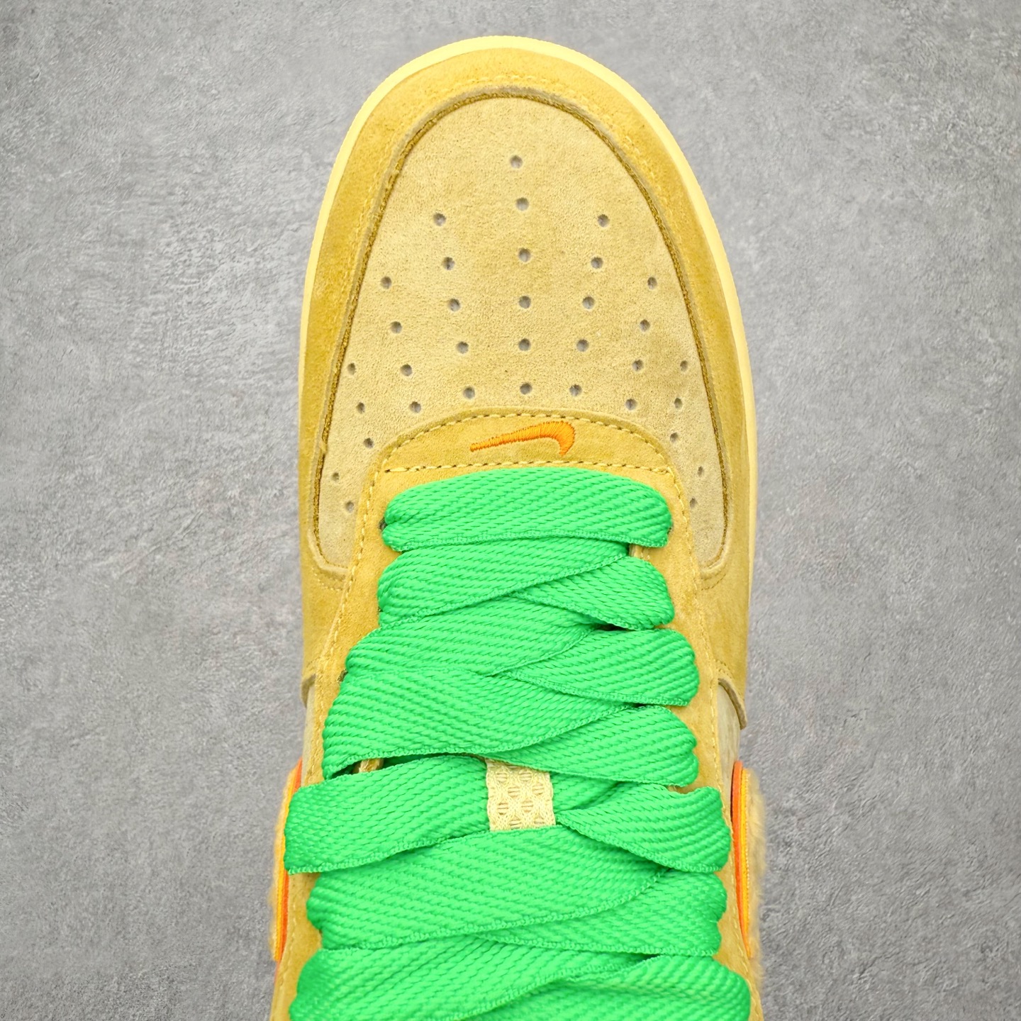 图片[4]-＃XT纯原 NK Air Force 1 Low 空军一号时尚舒适防滑耐磨低帮板鞋 IU7612-700 顶级批次 2022全新楦头鞋型 鱼鳞大底 历时开发三个月 清洁度完美 二维码鞋标 内置芯片及solo气垫 大底高度及其弧度依照正品 钢印 logo刺绣 鞋口弧度 鞋头长度 鞋面冲孔 鞋垫背胶及钢印 完美鞋型对比正品 每一处都是细节满满 柔软、弹性十足的缓震性能和出色的中底设计 横跨复古与现代的外型结合 造就出风靡全球 三十多年的Force 1 直到今天还深受青睐 实拍调校N版已经零色差零失真 百分百还原实物色彩所见即所得 不存在货不对板色差等低级问题 选购参考实物拍摄 不混卖不参货 只用心做好货严格选品 承诺混一赔十 尺码：36 36.5 37.5 38 38.5 39 40 40.5 41 42 42.5 43 44 44.5 45-选品中心