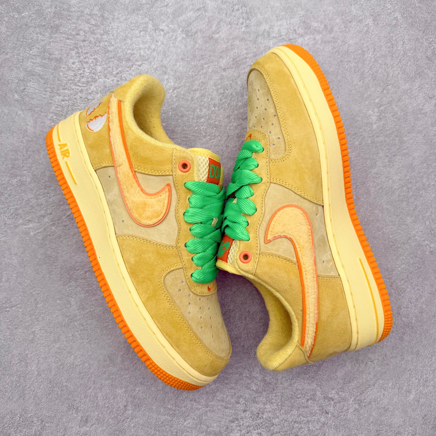 图片[3]-＃XT纯原 NK Air Force 1 Low 空军一号时尚舒适防滑耐磨低帮板鞋 IU7612-700 顶级批次 2022全新楦头鞋型 鱼鳞大底 历时开发三个月 清洁度完美 二维码鞋标 内置芯片及solo气垫 大底高度及其弧度依照正品 钢印 logo刺绣 鞋口弧度 鞋头长度 鞋面冲孔 鞋垫背胶及钢印 完美鞋型对比正品 每一处都是细节满满 柔软、弹性十足的缓震性能和出色的中底设计 横跨复古与现代的外型结合 造就出风靡全球 三十多年的Force 1 直到今天还深受青睐 实拍调校N版已经零色差零失真 百分百还原实物色彩所见即所得 不存在货不对板色差等低级问题 选购参考实物拍摄 不混卖不参货 只用心做好货严格选品 承诺混一赔十 尺码：36 36.5 37.5 38 38.5 39 40 40.5 41 42 42.5 43 44 44.5 45-选品中心