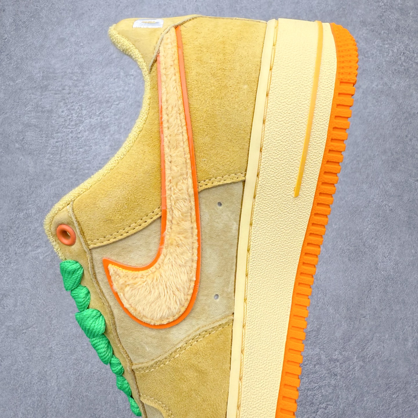 图片[7]-＃XT纯原 NK Air Force 1 Low 空军一号时尚舒适防滑耐磨低帮板鞋 IU7612-700 顶级批次 2022全新楦头鞋型 鱼鳞大底 历时开发三个月 清洁度完美 二维码鞋标 内置芯片及solo气垫 大底高度及其弧度依照正品 钢印 logo刺绣 鞋口弧度 鞋头长度 鞋面冲孔 鞋垫背胶及钢印 完美鞋型对比正品 每一处都是细节满满 柔软、弹性十足的缓震性能和出色的中底设计 横跨复古与现代的外型结合 造就出风靡全球 三十多年的Force 1 直到今天还深受青睐 实拍调校N版已经零色差零失真 百分百还原实物色彩所见即所得 不存在货不对板色差等低级问题 选购参考实物拍摄 不混卖不参货 只用心做好货严格选品 承诺混一赔十 尺码：36 36.5 37.5 38 38.5 39 40 40.5 41 42 42.5 43 44 44.5 45-选品中心