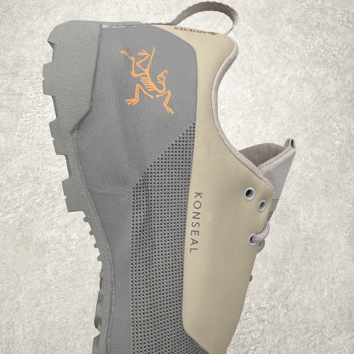 图片[6]-Arcteryx始祖鸟 Konseal 舒适简约百搭 防滑登山徒步鞋 Arcteryx中文名始祖鸟 加拿大户外服饰品牌 1989年创立于加拿大温哥华 始祖鸟来自加拿大海岸山脉 植根高山的专业户外品牌 始终秉承对精湛设计和工艺孜孜以求的准则 从1989年创立至今 Arcteryx始终不断在产品设计与做工上不惜工本 以满足始祖鸟的标准 品质、设计以及精简的理念造就了其良好的性能 并能满足严苛环境下的使用需求 尺码：39 40 41 42 43 44 45-选品中心