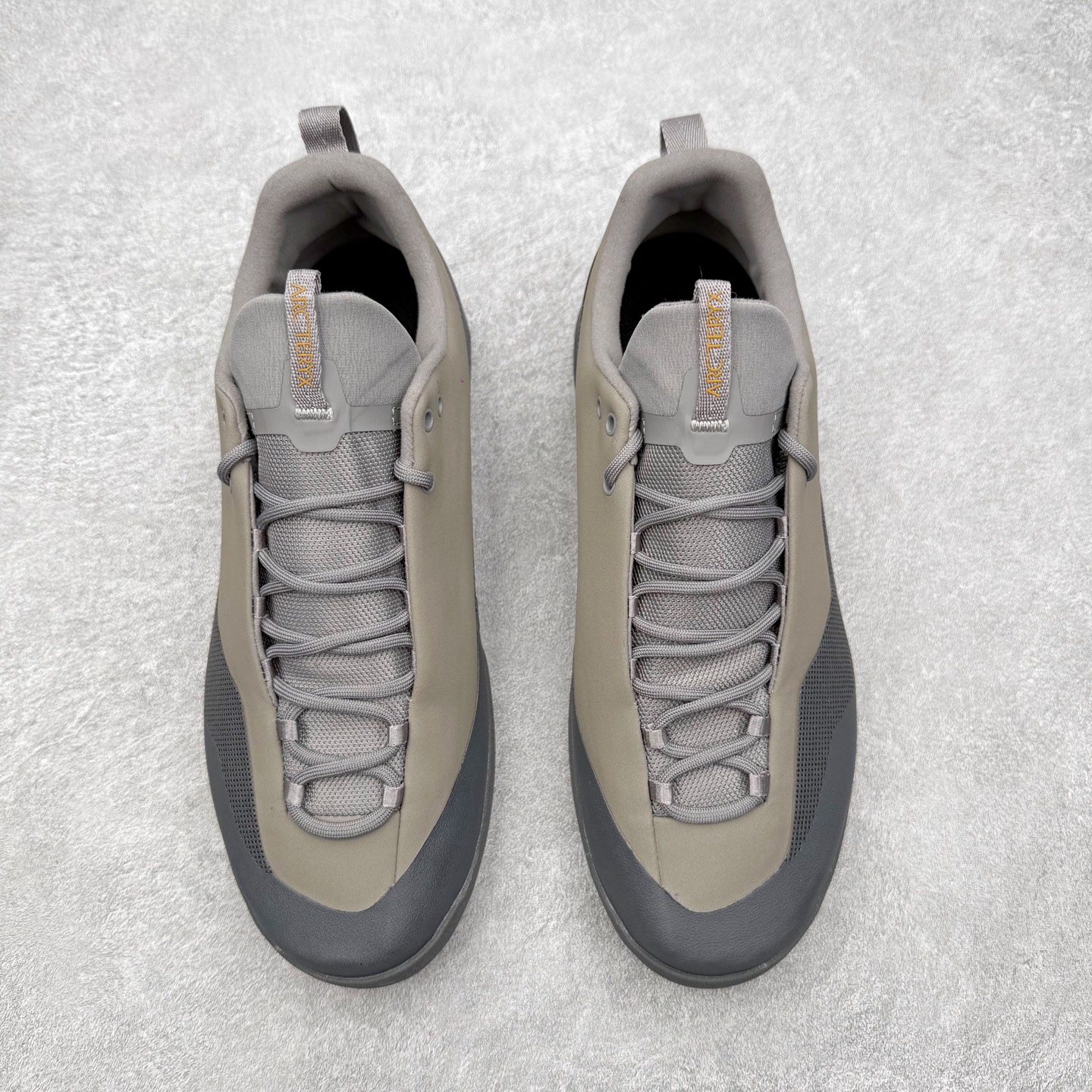 图片[2]-Arcteryx始祖鸟 Konseal 舒适简约百搭 防滑登山徒步鞋 Arcteryx中文名始祖鸟 加拿大户外服饰品牌 1989年创立于加拿大温哥华 始祖鸟来自加拿大海岸山脉 植根高山的专业户外品牌 始终秉承对精湛设计和工艺孜孜以求的准则 从1989年创立至今 Arcteryx始终不断在产品设计与做工上不惜工本 以满足始祖鸟的标准 品质、设计以及精简的理念造就了其良好的性能 并能满足严苛环境下的使用需求 尺码：39 40 41 42 43 44 45-选品中心