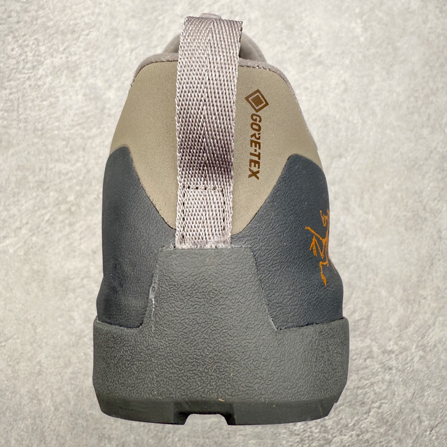 图片[8]-Arcteryx始祖鸟 Konseal 舒适简约百搭 防滑登山徒步鞋 Arcteryx中文名始祖鸟 加拿大户外服饰品牌 1989年创立于加拿大温哥华 始祖鸟来自加拿大海岸山脉 植根高山的专业户外品牌 始终秉承对精湛设计和工艺孜孜以求的准则 从1989年创立至今 Arcteryx始终不断在产品设计与做工上不惜工本 以满足始祖鸟的标准 品质、设计以及精简的理念造就了其良好的性能 并能满足严苛环境下的使用需求 尺码：39 40 41 42 43 44 45-选品中心