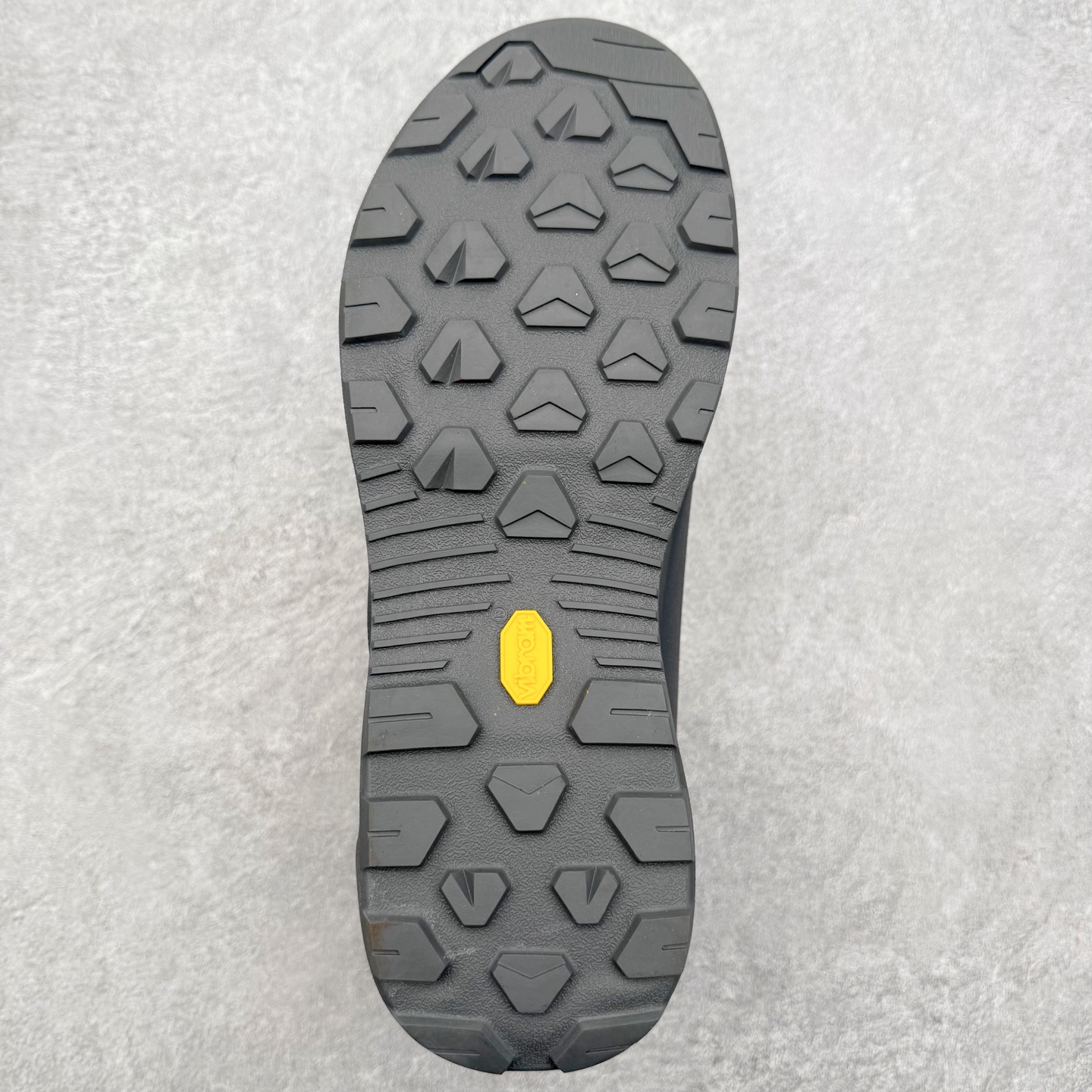 图片[9]-Arcteryx始祖鸟 Konseal 舒适简约百搭 防滑登山徒步鞋 Arcteryx中文名始祖鸟 加拿大户外服饰品牌 1989年创立于加拿大温哥华 始祖鸟来自加拿大海岸山脉 植根高山的专业户外品牌 始终秉承对精湛设计和工艺孜孜以求的准则 从1989年创立至今 Arcteryx始终不断在产品设计与做工上不惜工本 以满足始祖鸟的标准 品质、设计以及精简的理念造就了其良好的性能 并能满足严苛环境下的使用需求 尺码：39 40 41 42 43 44 45-选品中心