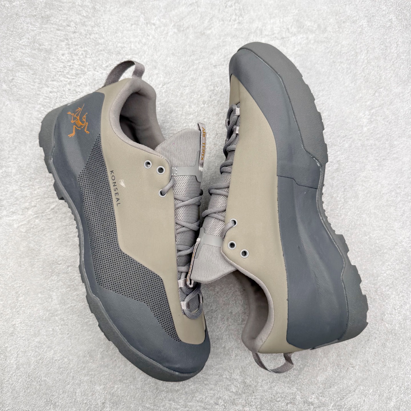 图片[3]-Arcteryx始祖鸟 Konseal 舒适简约百搭 防滑登山徒步鞋 Arcteryx中文名始祖鸟 加拿大户外服饰品牌 1989年创立于加拿大温哥华 始祖鸟来自加拿大海岸山脉 植根高山的专业户外品牌 始终秉承对精湛设计和工艺孜孜以求的准则 从1989年创立至今 Arcteryx始终不断在产品设计与做工上不惜工本 以满足始祖鸟的标准 品质、设计以及精简的理念造就了其良好的性能 并能满足严苛环境下的使用需求 尺码：39 40 41 42 43 44 45-选品中心