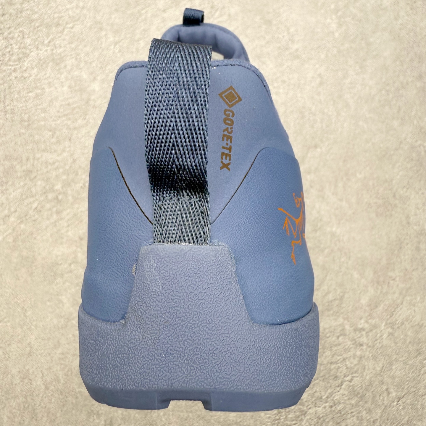 图片[8]-Arcteryx始祖鸟 Konseal 舒适简约百搭 防滑登山徒步鞋 Arcteryx中文名始祖鸟 加拿大户外服饰品牌 1989年创立于加拿大温哥华 始祖鸟来自加拿大海岸山脉 植根高山的专业户外品牌 始终秉承对精湛设计和工艺孜孜以求的准则 从1989年创立至今 Arcteryx始终不断在产品设计与做工上不惜工本 以满足始祖鸟的标准 品质、设计以及精简的理念造就了其良好的性能 并能满足严苛环境下的使用需求 尺码：39 40 41 42 43 44 45-选品中心