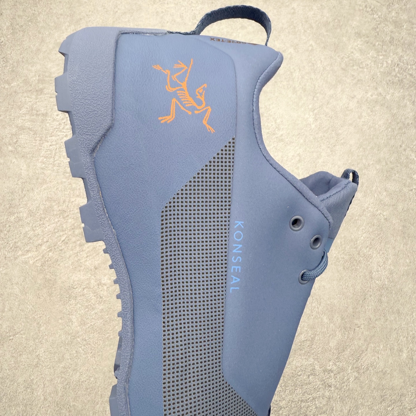 图片[6]-Arcteryx始祖鸟 Konseal 舒适简约百搭 防滑登山徒步鞋 Arcteryx中文名始祖鸟 加拿大户外服饰品牌 1989年创立于加拿大温哥华 始祖鸟来自加拿大海岸山脉 植根高山的专业户外品牌 始终秉承对精湛设计和工艺孜孜以求的准则 从1989年创立至今 Arcteryx始终不断在产品设计与做工上不惜工本 以满足始祖鸟的标准 品质、设计以及精简的理念造就了其良好的性能 并能满足严苛环境下的使用需求 尺码：39 40 41 42 43 44 45-选品中心