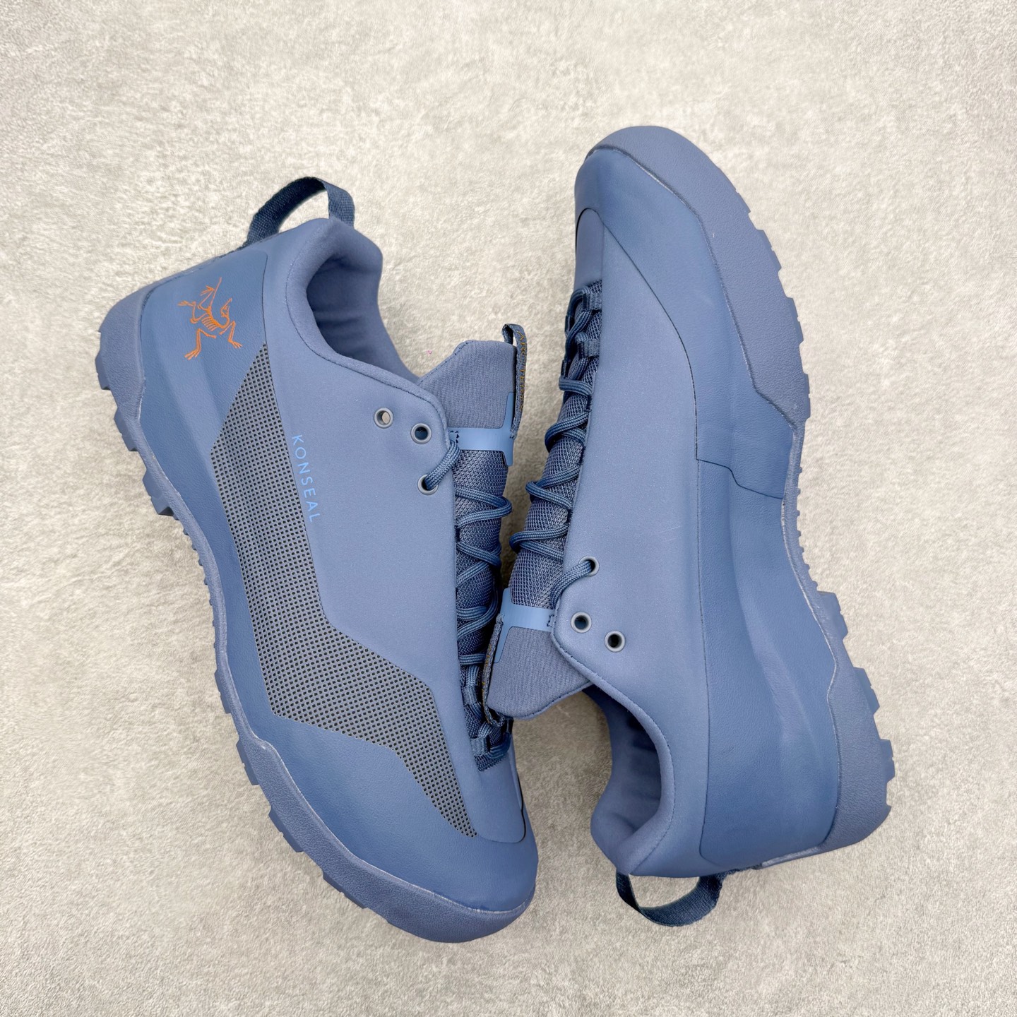 图片[3]-Arcteryx始祖鸟 Konseal 舒适简约百搭 防滑登山徒步鞋 Arcteryx中文名始祖鸟 加拿大户外服饰品牌 1989年创立于加拿大温哥华 始祖鸟来自加拿大海岸山脉 植根高山的专业户外品牌 始终秉承对精湛设计和工艺孜孜以求的准则 从1989年创立至今 Arcteryx始终不断在产品设计与做工上不惜工本 以满足始祖鸟的标准 品质、设计以及精简的理念造就了其良好的性能 并能满足严苛环境下的使用需求 尺码：39 40 41 42 43 44 45-选品中心