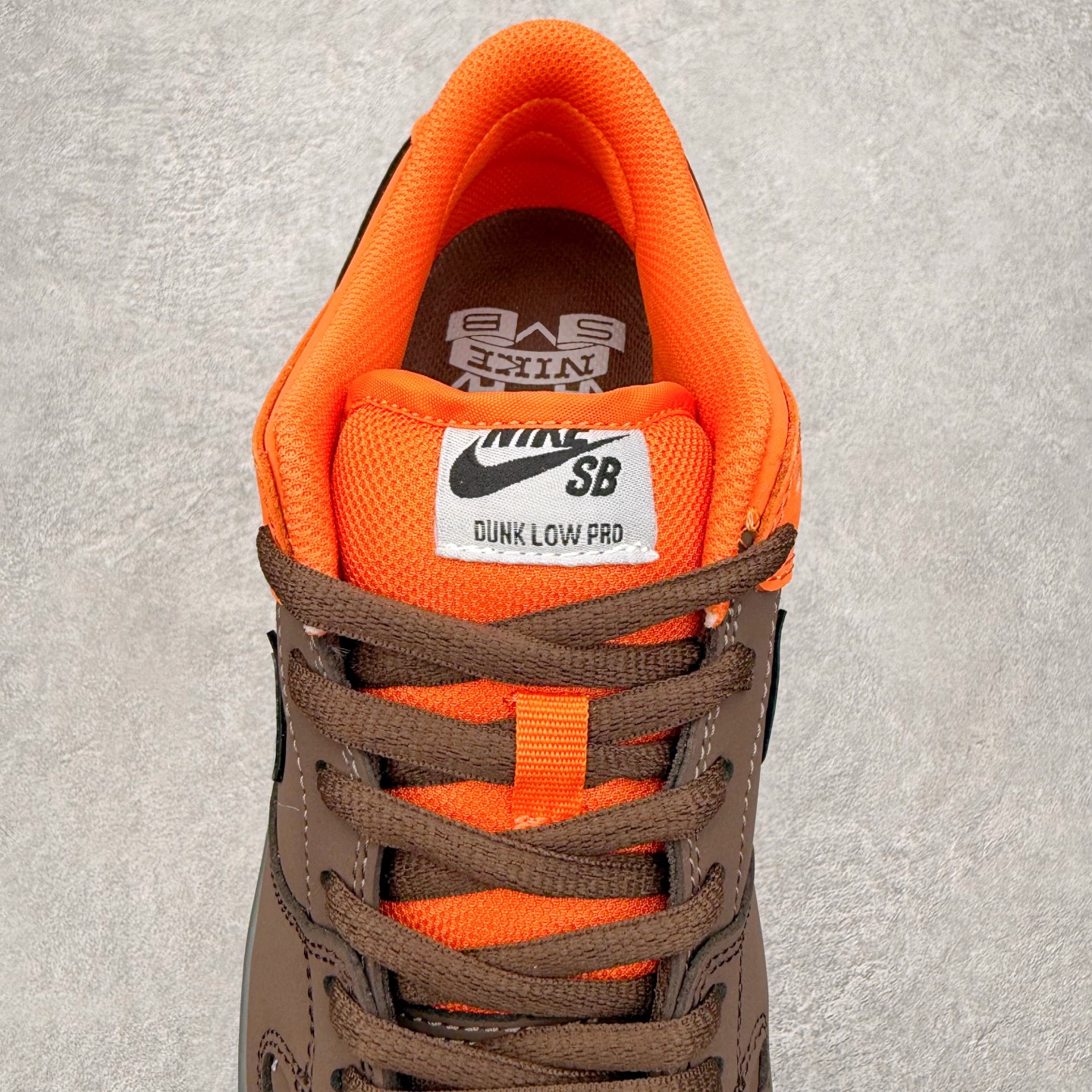 图片[5]-＃F版 NK Dunk SB Low 时尚舒适 防滑耐磨低帮板鞋 IR1888-800 实力大厂出品 新配色陆续开发 利润个位数只为口碑 全套原纸板楦头开发 确保原汁原味 完美呈现DUNK版型 一比一鞋头弧度高度鞋身弧度 此版本只针对中端市场 皮料材质有所更替 其他数据细节工艺流程均保持一致 绝不口嗨 细节品控鞋型随意对比 独家私模官方第六代原厂航空铝磨具打磨大底 鞋头坡度极致还原 无解鞋型 原盒原配 圈内天花板工艺 原厂玻璃冲刀 超高清洁度 全鞋零毛边皮料切割 原厂中底布点胶 中底布拉帮走线遵循公司 尺码：36 36.5 37.5 38 38.5 39 40 40.5 41 42 42.5 43 44 44.5 45 46-选品中心