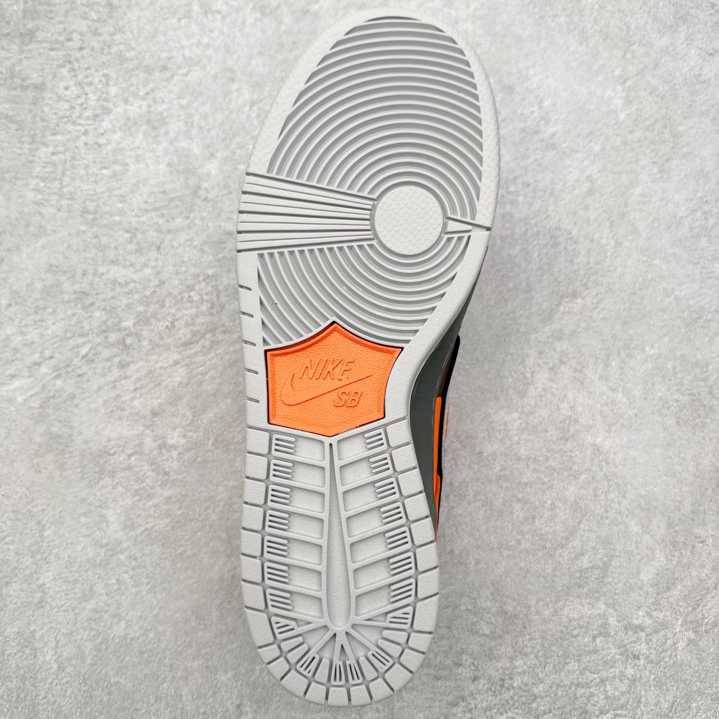 图片[9]-＃F版 NK Dunk SB Low 时尚舒适 防滑耐磨低帮板鞋 IR1888-800 实力大厂出品 新配色陆续开发 利润个位数只为口碑 全套原纸板楦头开发 确保原汁原味 完美呈现DUNK版型 一比一鞋头弧度高度鞋身弧度 此版本只针对中端市场 皮料材质有所更替 其他数据细节工艺流程均保持一致 绝不口嗨 细节品控鞋型随意对比 独家私模官方第六代原厂航空铝磨具打磨大底 鞋头坡度极致还原 无解鞋型 原盒原配 圈内天花板工艺 原厂玻璃冲刀 超高清洁度 全鞋零毛边皮料切割 原厂中底布点胶 中底布拉帮走线遵循公司 尺码：36 36.5 37.5 38 38.5 39 40 40.5 41 42 42.5 43 44 44.5 45 46-选品中心