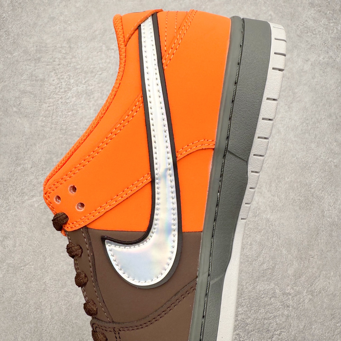 图片[7]-＃F版 NK Dunk SB Low 时尚舒适 防滑耐磨低帮板鞋 IR1888-800 实力大厂出品 新配色陆续开发 利润个位数只为口碑 全套原纸板楦头开发 确保原汁原味 完美呈现DUNK版型 一比一鞋头弧度高度鞋身弧度 此版本只针对中端市场 皮料材质有所更替 其他数据细节工艺流程均保持一致 绝不口嗨 细节品控鞋型随意对比 独家私模官方第六代原厂航空铝磨具打磨大底 鞋头坡度极致还原 无解鞋型 原盒原配 圈内天花板工艺 原厂玻璃冲刀 超高清洁度 全鞋零毛边皮料切割 原厂中底布点胶 中底布拉帮走线遵循公司 尺码：36 36.5 37.5 38 38.5 39 40 40.5 41 42 42.5 43 44 44.5 45 46-选品中心