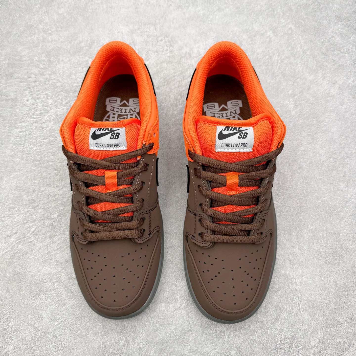图片[2]-＃F版 NK Dunk SB Low 时尚舒适 防滑耐磨低帮板鞋 IR1888-800 实力大厂出品 新配色陆续开发 利润个位数只为口碑 全套原纸板楦头开发 确保原汁原味 完美呈现DUNK版型 一比一鞋头弧度高度鞋身弧度 此版本只针对中端市场 皮料材质有所更替 其他数据细节工艺流程均保持一致 绝不口嗨 细节品控鞋型随意对比 独家私模官方第六代原厂航空铝磨具打磨大底 鞋头坡度极致还原 无解鞋型 原盒原配 圈内天花板工艺 原厂玻璃冲刀 超高清洁度 全鞋零毛边皮料切割 原厂中底布点胶 中底布拉帮走线遵循公司 尺码：36 36.5 37.5 38 38.5 39 40 40.5 41 42 42.5 43 44 44.5 45 46-选品中心