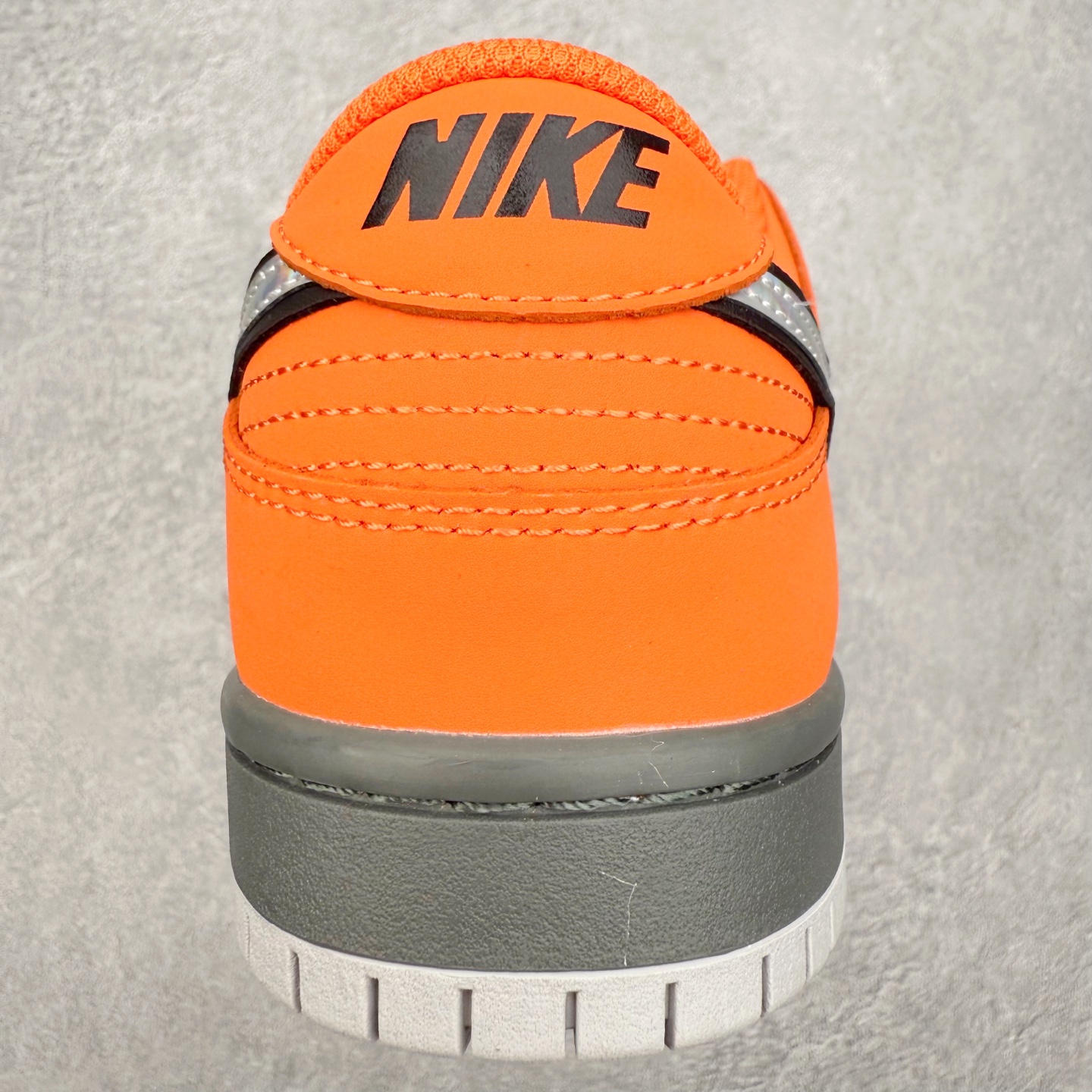 图片[8]-＃F版 NK Dunk SB Low 时尚舒适 防滑耐磨低帮板鞋 IR1888-800 实力大厂出品 新配色陆续开发 利润个位数只为口碑 全套原纸板楦头开发 确保原汁原味 完美呈现DUNK版型 一比一鞋头弧度高度鞋身弧度 此版本只针对中端市场 皮料材质有所更替 其他数据细节工艺流程均保持一致 绝不口嗨 细节品控鞋型随意对比 独家私模官方第六代原厂航空铝磨具打磨大底 鞋头坡度极致还原 无解鞋型 原盒原配 圈内天花板工艺 原厂玻璃冲刀 超高清洁度 全鞋零毛边皮料切割 原厂中底布点胶 中底布拉帮走线遵循公司 尺码：36 36.5 37.5 38 38.5 39 40 40.5 41 42 42.5 43 44 44.5 45 46-选品中心