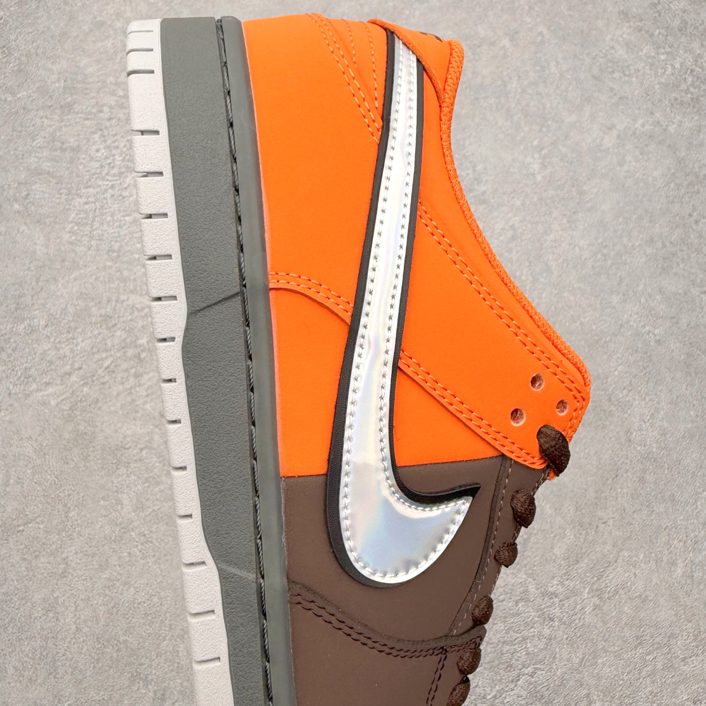 图片[6]-＃F版 NK Dunk SB Low 时尚舒适 防滑耐磨低帮板鞋 IR1888-800 实力大厂出品 新配色陆续开发 利润个位数只为口碑 全套原纸板楦头开发 确保原汁原味 完美呈现DUNK版型 一比一鞋头弧度高度鞋身弧度 此版本只针对中端市场 皮料材质有所更替 其他数据细节工艺流程均保持一致 绝不口嗨 细节品控鞋型随意对比 独家私模官方第六代原厂航空铝磨具打磨大底 鞋头坡度极致还原 无解鞋型 原盒原配 圈内天花板工艺 原厂玻璃冲刀 超高清洁度 全鞋零毛边皮料切割 原厂中底布点胶 中底布拉帮走线遵循公司 尺码：36 36.5 37.5 38 38.5 39 40 40.5 41 42 42.5 43 44 44.5 45 46-选品中心