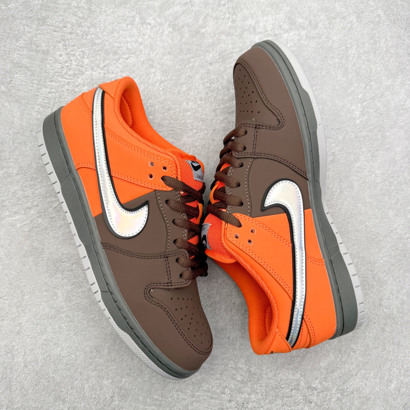图片[3]-＃F版 NK Dunk SB Low 时尚舒适 防滑耐磨低帮板鞋 IR1888-800 实力大厂出品 新配色陆续开发 利润个位数只为口碑 全套原纸板楦头开发 确保原汁原味 完美呈现DUNK版型 一比一鞋头弧度高度鞋身弧度 此版本只针对中端市场 皮料材质有所更替 其他数据细节工艺流程均保持一致 绝不口嗨 细节品控鞋型随意对比 独家私模官方第六代原厂航空铝磨具打磨大底 鞋头坡度极致还原 无解鞋型 原盒原配 圈内天花板工艺 原厂玻璃冲刀 超高清洁度 全鞋零毛边皮料切割 原厂中底布点胶 中底布拉帮走线遵循公司 尺码：36 36.5 37.5 38 38.5 39 40 40.5 41 42 42.5 43 44 44.5 45 46-选品中心