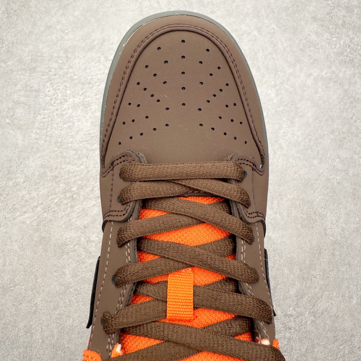 图片[4]-＃F版 NK Dunk SB Low 时尚舒适 防滑耐磨低帮板鞋 IR1888-800 实力大厂出品 新配色陆续开发 利润个位数只为口碑 全套原纸板楦头开发 确保原汁原味 完美呈现DUNK版型 一比一鞋头弧度高度鞋身弧度 此版本只针对中端市场 皮料材质有所更替 其他数据细节工艺流程均保持一致 绝不口嗨 细节品控鞋型随意对比 独家私模官方第六代原厂航空铝磨具打磨大底 鞋头坡度极致还原 无解鞋型 原盒原配 圈内天花板工艺 原厂玻璃冲刀 超高清洁度 全鞋零毛边皮料切割 原厂中底布点胶 中底布拉帮走线遵循公司 尺码：36 36.5 37.5 38 38.5 39 40 40.5 41 42 42.5 43 44 44.5 45 46-选品中心