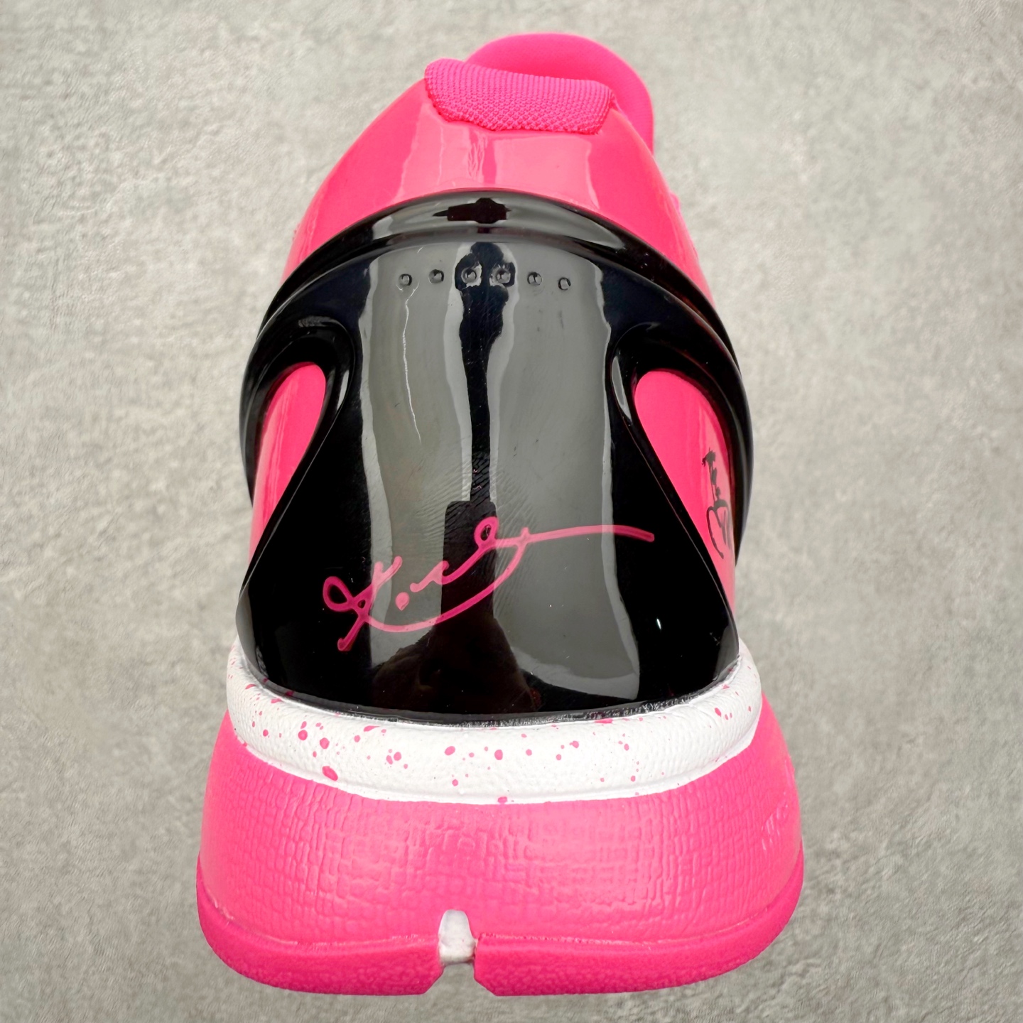 图片[8]-NK Zoom Kobe 6 Protro 科比六代实战篮球鞋 马年定制CYN配色 Eric Avar 这一次在设计中将轻盈发挥到了极致 鞋面采用了更加轻盈、更加强韧的创新的Flywire 2.0技术 球鞋重量更加轻质 重量仅为10.6盎司 内靴设计也使得穿着更加舒适 中底的配置则依日是可靠的zoom气垫和碳板的搭配 外底有个小细节令人十分喜欢 将纹路做成了心电图状 寓意科比对于篮球的喜爱 尺码：40 40.5 41 42 42.5 43 44 44.5 45 46-选品中心