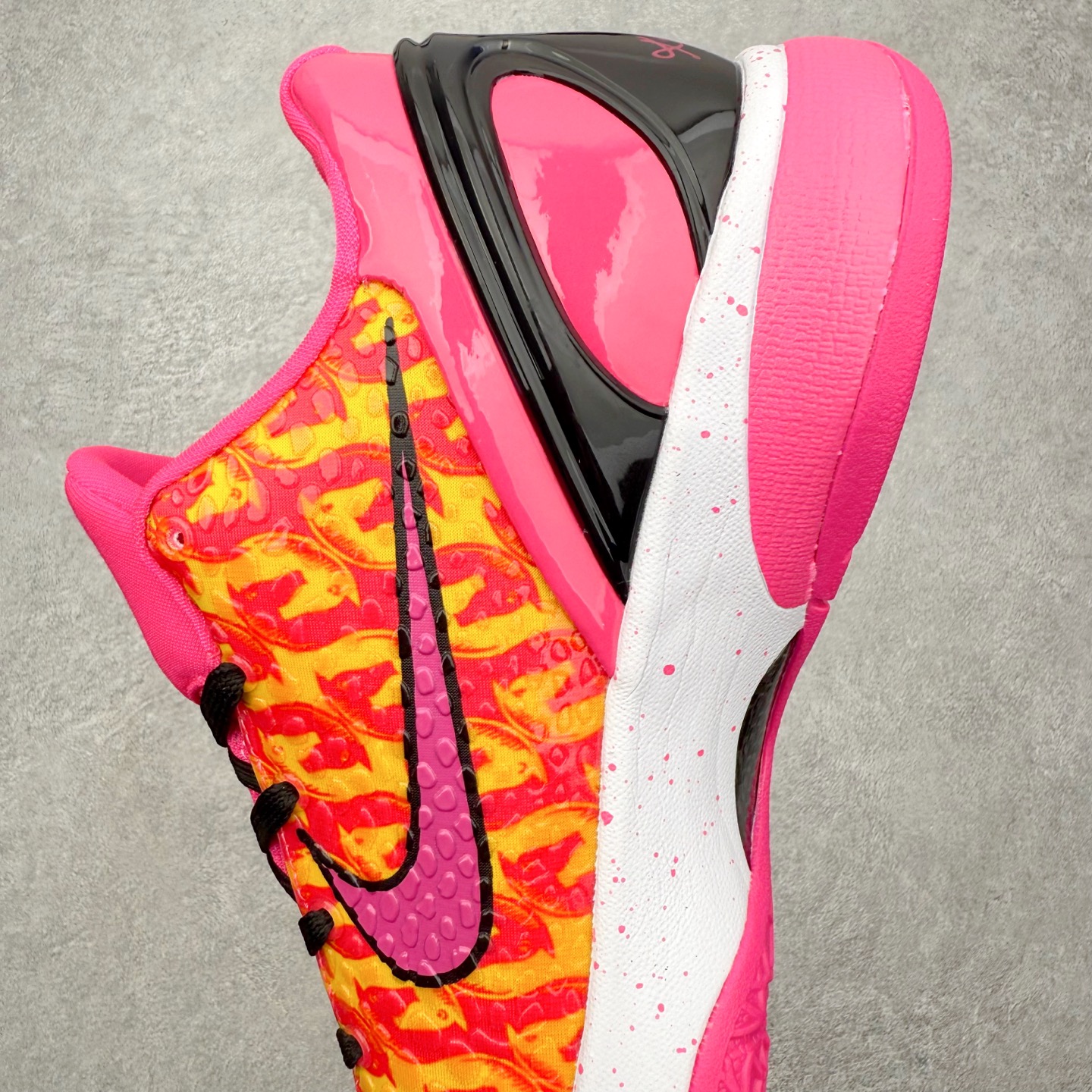 图片[7]-NK Zoom Kobe 6 Protro 科比六代实战篮球鞋 马年定制CYN配色 Eric Avar 这一次在设计中将轻盈发挥到了极致 鞋面采用了更加轻盈、更加强韧的创新的Flywire 2.0技术 球鞋重量更加轻质 重量仅为10.6盎司 内靴设计也使得穿着更加舒适 中底的配置则依日是可靠的zoom气垫和碳板的搭配 外底有个小细节令人十分喜欢 将纹路做成了心电图状 寓意科比对于篮球的喜爱 尺码：40 40.5 41 42 42.5 43 44 44.5 45 46-选品中心