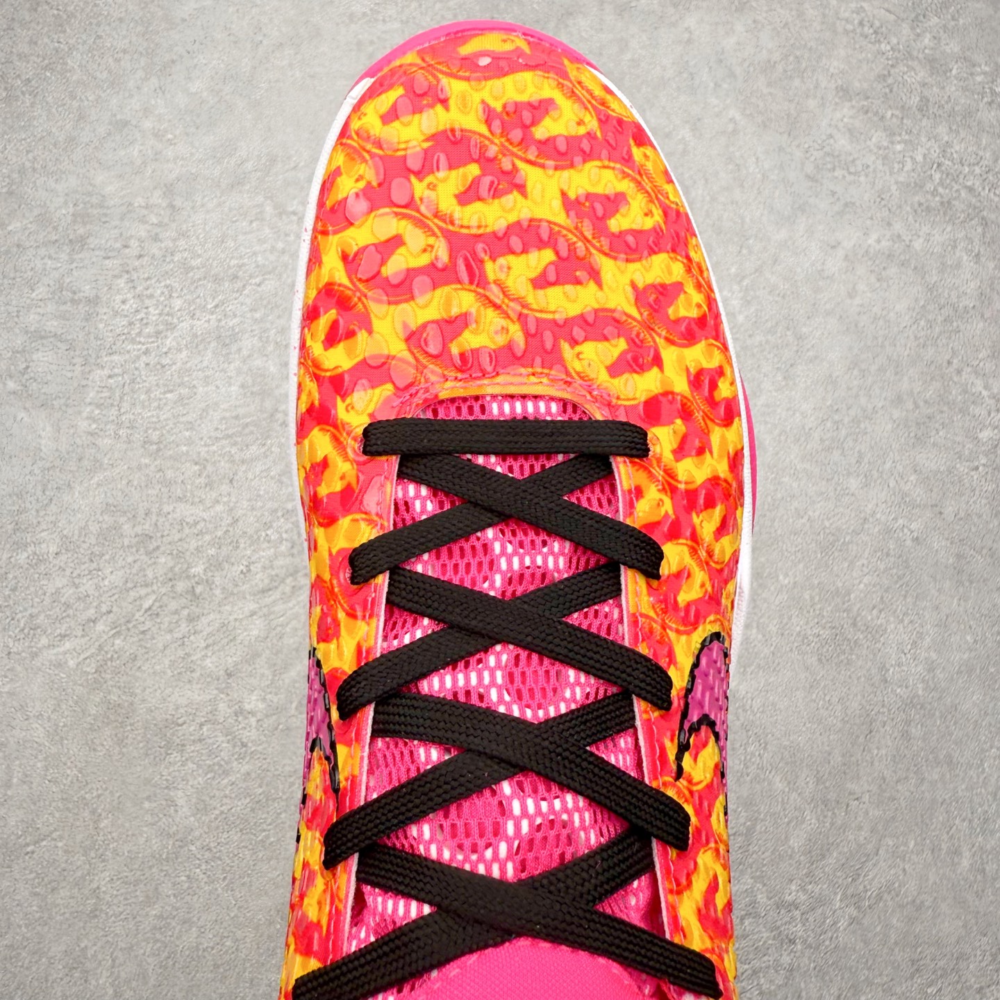 图片[4]-NK Zoom Kobe 6 Protro 科比六代实战篮球鞋 马年定制CYN配色 Eric Avar 这一次在设计中将轻盈发挥到了极致 鞋面采用了更加轻盈、更加强韧的创新的Flywire 2.0技术 球鞋重量更加轻质 重量仅为10.6盎司 内靴设计也使得穿着更加舒适 中底的配置则依日是可靠的zoom气垫和碳板的搭配 外底有个小细节令人十分喜欢 将纹路做成了心电图状 寓意科比对于篮球的喜爱 尺码：40 40.5 41 42 42.5 43 44 44.5 45 46-选品中心