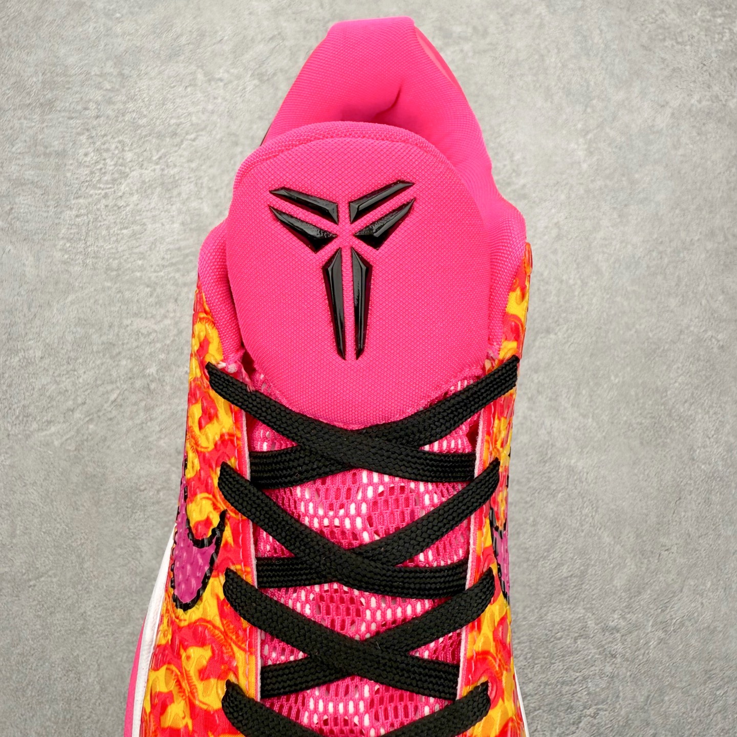 图片[5]-NK Zoom Kobe 6 Protro 科比六代实战篮球鞋 马年定制CYN配色 Eric Avar 这一次在设计中将轻盈发挥到了极致 鞋面采用了更加轻盈、更加强韧的创新的Flywire 2.0技术 球鞋重量更加轻质 重量仅为10.6盎司 内靴设计也使得穿着更加舒适 中底的配置则依日是可靠的zoom气垫和碳板的搭配 外底有个小细节令人十分喜欢 将纹路做成了心电图状 寓意科比对于篮球的喜爱 尺码：40 40.5 41 42 42.5 43 44 44.5 45 46-选品中心