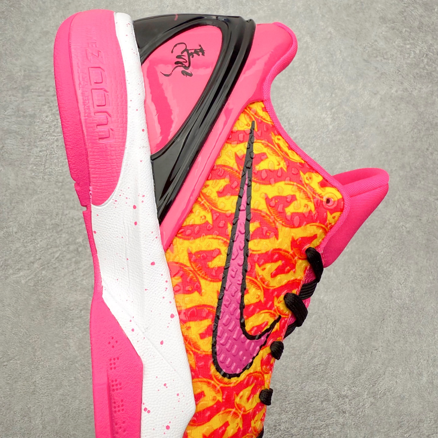 图片[6]-NK Zoom Kobe 6 Protro 科比六代实战篮球鞋 马年定制CYN配色 Eric Avar 这一次在设计中将轻盈发挥到了极致 鞋面采用了更加轻盈、更加强韧的创新的Flywire 2.0技术 球鞋重量更加轻质 重量仅为10.6盎司 内靴设计也使得穿着更加舒适 中底的配置则依日是可靠的zoom气垫和碳板的搭配 外底有个小细节令人十分喜欢 将纹路做成了心电图状 寓意科比对于篮球的喜爱 尺码：40 40.5 41 42 42.5 43 44 44.5 45 46-选品中心