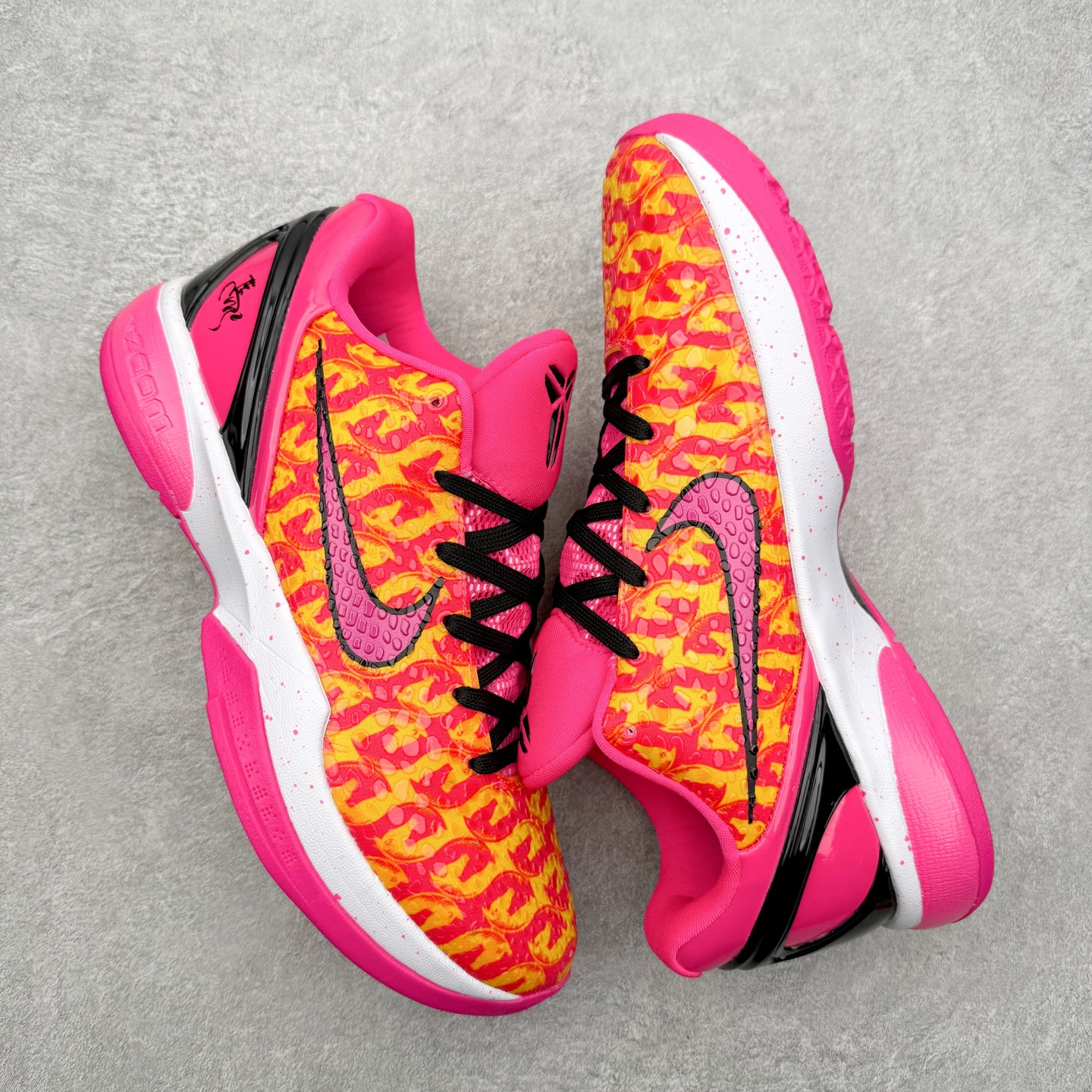 图片[3]-NK Zoom Kobe 6 Protro 科比六代实战篮球鞋 马年定制CYN配色 Eric Avar 这一次在设计中将轻盈发挥到了极致 鞋面采用了更加轻盈、更加强韧的创新的Flywire 2.0技术 球鞋重量更加轻质 重量仅为10.6盎司 内靴设计也使得穿着更加舒适 中底的配置则依日是可靠的zoom气垫和碳板的搭配 外底有个小细节令人十分喜欢 将纹路做成了心电图状 寓意科比对于篮球的喜爱 尺码：40 40.5 41 42 42.5 43 44 44.5 45 46-选品中心