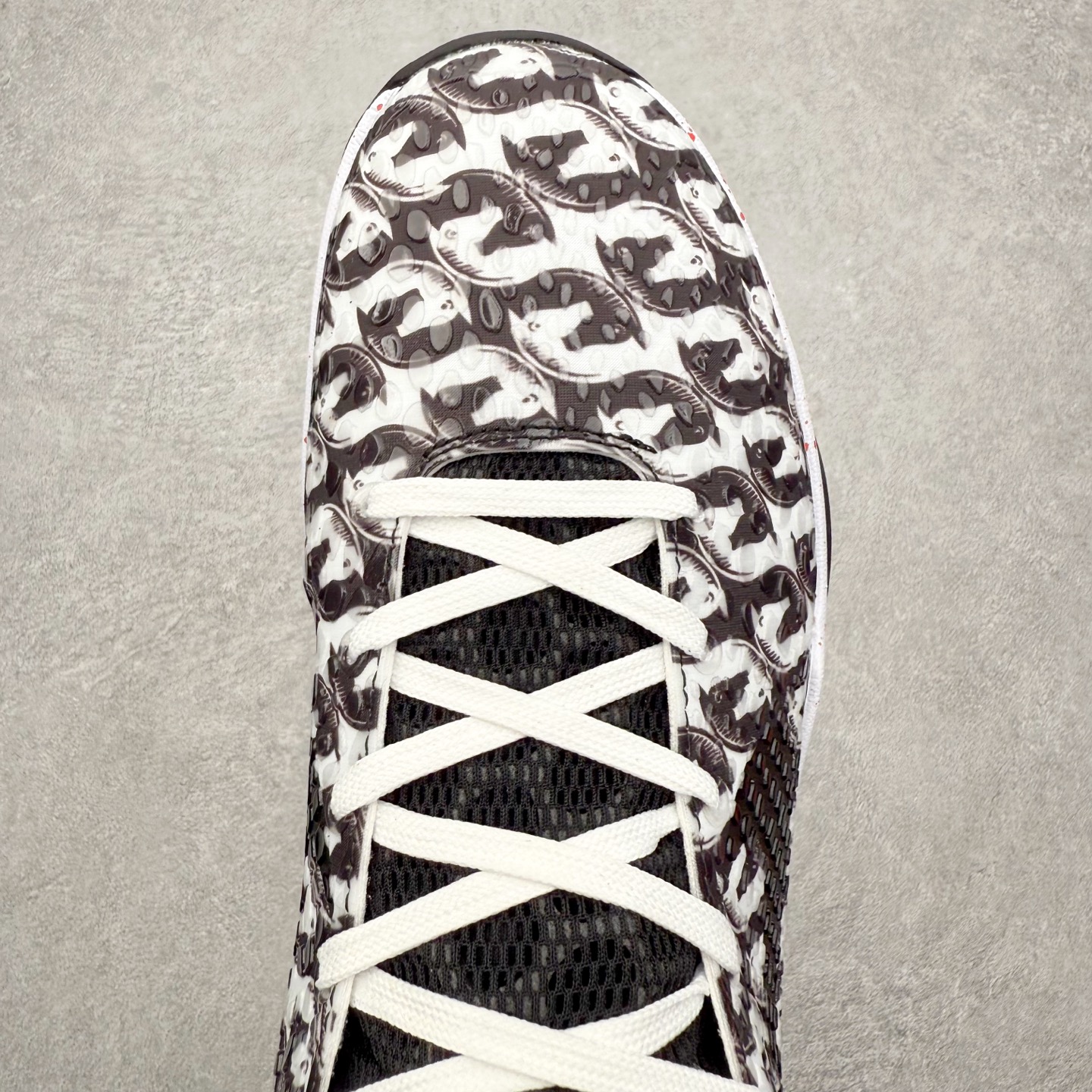 图片[4]-NK Zoom Kobe 6 Protro 科比六代实战篮球鞋 马年定制CYN配色 Eric Avar 这一次在设计中将轻盈发挥到了极致 鞋面采用了更加轻盈、更加强韧的创新的Flywire 2.0技术 球鞋重量更加轻质 重量仅为10.6盎司 内靴设计也使得穿着更加舒适 中底的配置则依日是可靠的zoom气垫和碳板的搭配 外底有个小细节令人十分喜欢 将纹路做成了心电图状 寓意科比对于篮球的喜爱 尺码：40 40.5 41 42 42.5 43 44 44.5 45 46-选品中心