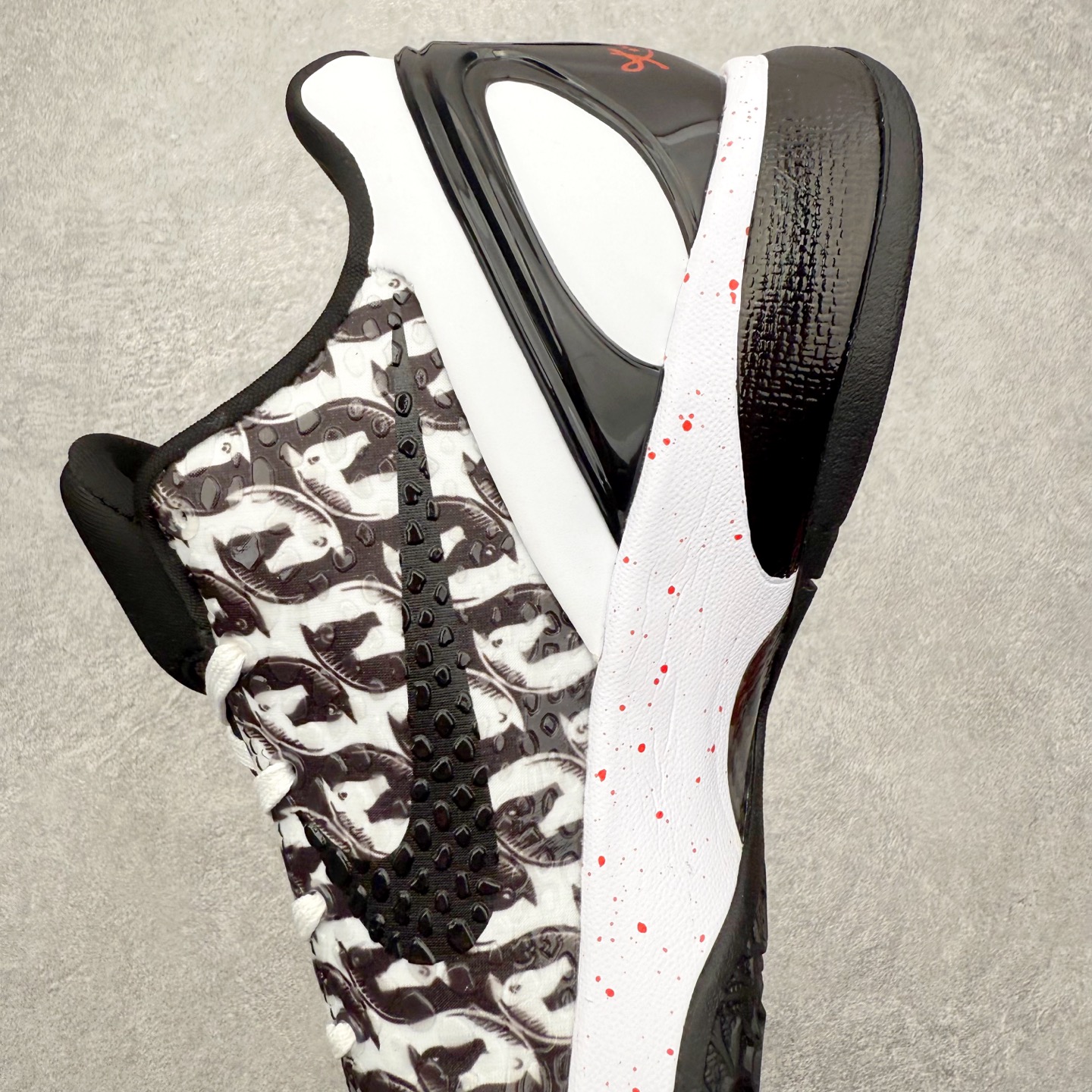 图片[7]-NK Zoom Kobe 6 Protro 科比六代实战篮球鞋 马年定制CYN配色 Eric Avar 这一次在设计中将轻盈发挥到了极致 鞋面采用了更加轻盈、更加强韧的创新的Flywire 2.0技术 球鞋重量更加轻质 重量仅为10.6盎司 内靴设计也使得穿着更加舒适 中底的配置则依日是可靠的zoom气垫和碳板的搭配 外底有个小细节令人十分喜欢 将纹路做成了心电图状 寓意科比对于篮球的喜爱 尺码：40 40.5 41 42 42.5 43 44 44.5 45 46-选品中心