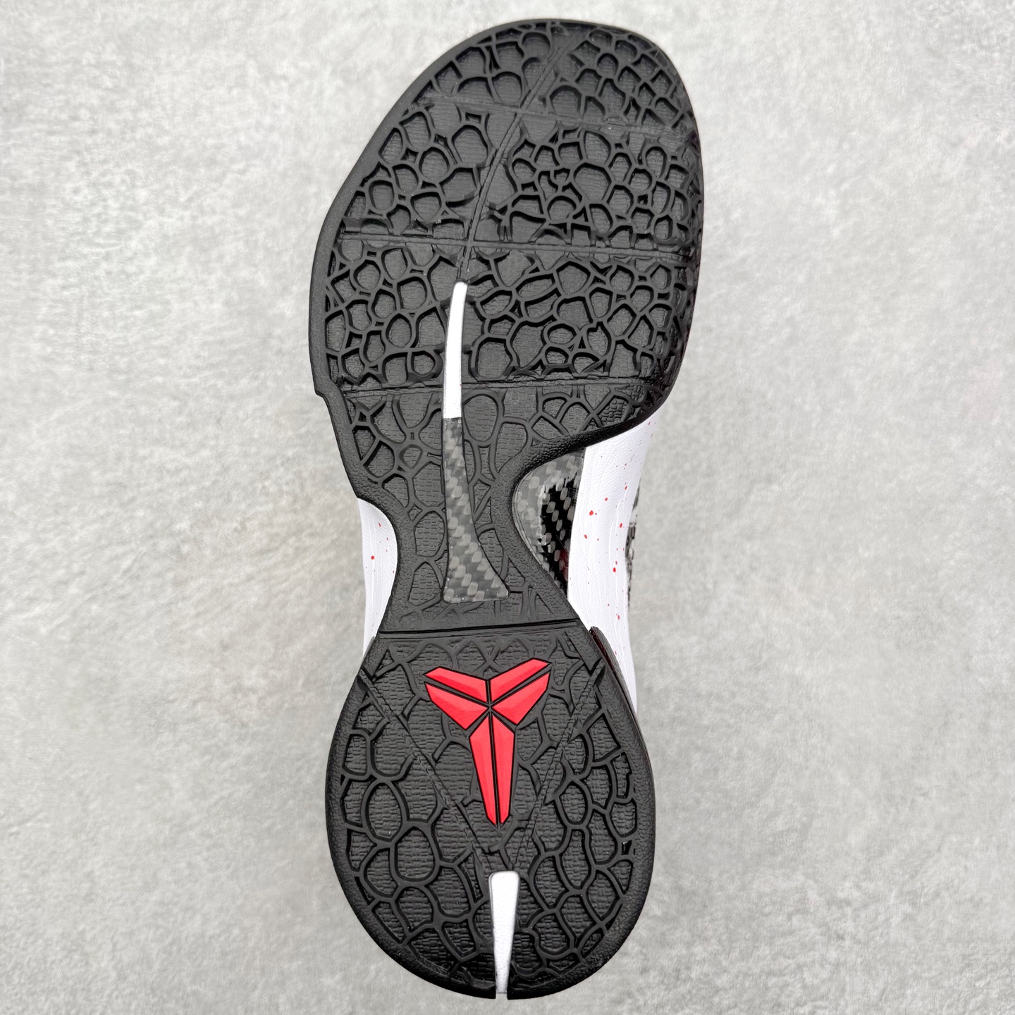 图片[9]-NK Zoom Kobe 6 Protro 科比六代实战篮球鞋 马年定制CYN配色 Eric Avar 这一次在设计中将轻盈发挥到了极致 鞋面采用了更加轻盈、更加强韧的创新的Flywire 2.0技术 球鞋重量更加轻质 重量仅为10.6盎司 内靴设计也使得穿着更加舒适 中底的配置则依日是可靠的zoom气垫和碳板的搭配 外底有个小细节令人十分喜欢 将纹路做成了心电图状 寓意科比对于篮球的喜爱 尺码：40 40.5 41 42 42.5 43 44 44.5 45 46-选品中心