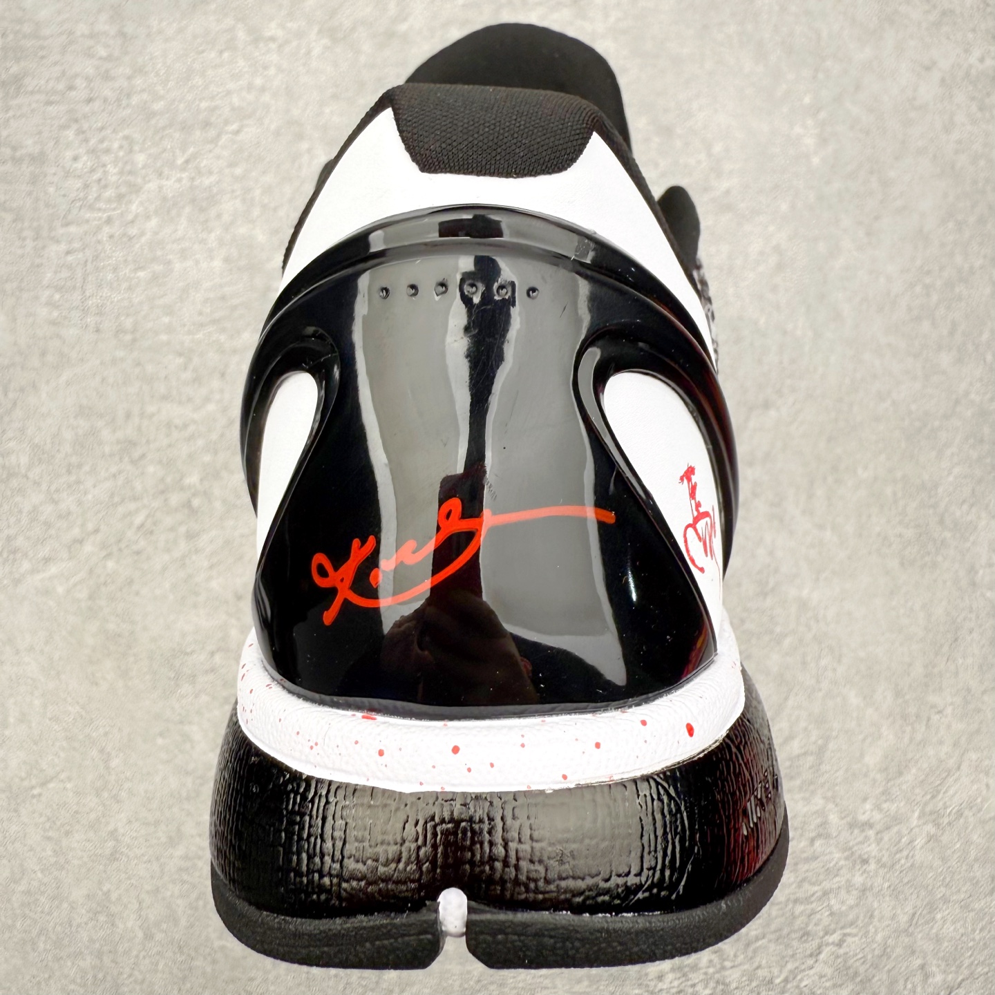 图片[8]-NK Zoom Kobe 6 Protro 科比六代实战篮球鞋 马年定制CYN配色 Eric Avar 这一次在设计中将轻盈发挥到了极致 鞋面采用了更加轻盈、更加强韧的创新的Flywire 2.0技术 球鞋重量更加轻质 重量仅为10.6盎司 内靴设计也使得穿着更加舒适 中底的配置则依日是可靠的zoom气垫和碳板的搭配 外底有个小细节令人十分喜欢 将纹路做成了心电图状 寓意科比对于篮球的喜爱 尺码：40 40.5 41 42 42.5 43 44 44.5 45 46-选品中心