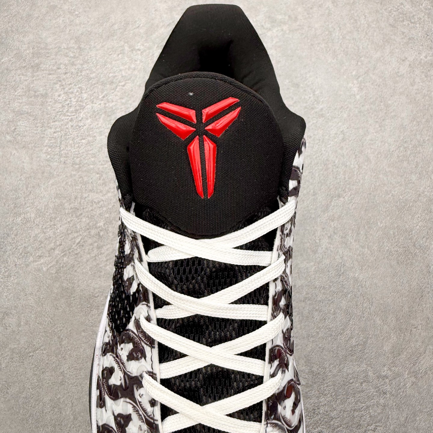 图片[5]-NK Zoom Kobe 6 Protro 科比六代实战篮球鞋 马年定制CYN配色 Eric Avar 这一次在设计中将轻盈发挥到了极致 鞋面采用了更加轻盈、更加强韧的创新的Flywire 2.0技术 球鞋重量更加轻质 重量仅为10.6盎司 内靴设计也使得穿着更加舒适 中底的配置则依日是可靠的zoom气垫和碳板的搭配 外底有个小细节令人十分喜欢 将纹路做成了心电图状 寓意科比对于篮球的喜爱 尺码：40 40.5 41 42 42.5 43 44 44.5 45 46-选品中心