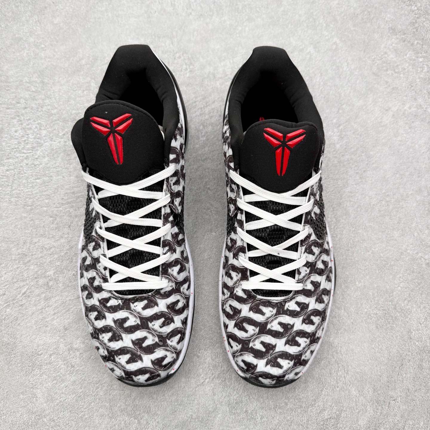 图片[2]-NK Zoom Kobe 6 Protro 科比六代实战篮球鞋 马年定制CYN配色 Eric Avar 这一次在设计中将轻盈发挥到了极致 鞋面采用了更加轻盈、更加强韧的创新的Flywire 2.0技术 球鞋重量更加轻质 重量仅为10.6盎司 内靴设计也使得穿着更加舒适 中底的配置则依日是可靠的zoom气垫和碳板的搭配 外底有个小细节令人十分喜欢 将纹路做成了心电图状 寓意科比对于篮球的喜爱 尺码：40 40.5 41 42 42.5 43 44 44.5 45 46-选品中心