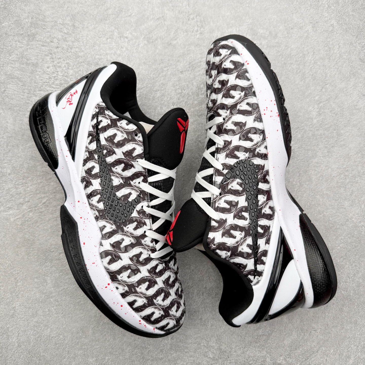 图片[3]-NK Zoom Kobe 6 Protro 科比六代实战篮球鞋 马年定制CYN配色 Eric Avar 这一次在设计中将轻盈发挥到了极致 鞋面采用了更加轻盈、更加强韧的创新的Flywire 2.0技术 球鞋重量更加轻质 重量仅为10.6盎司 内靴设计也使得穿着更加舒适 中底的配置则依日是可靠的zoom气垫和碳板的搭配 外底有个小细节令人十分喜欢 将纹路做成了心电图状 寓意科比对于篮球的喜爱 尺码：40 40.5 41 42 42.5 43 44 44.5 45 46-选品中心
