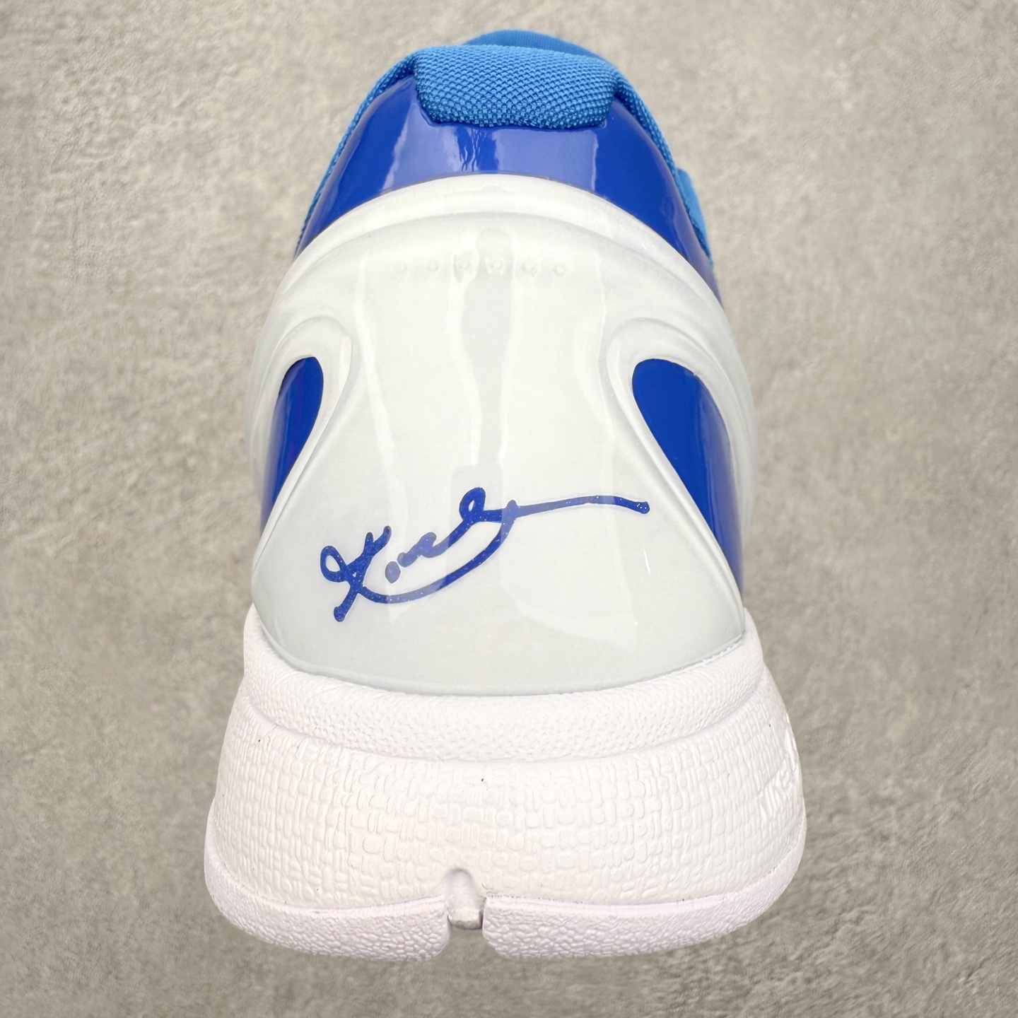 图片[8]-NK Zoom Kobe 6 Protro 科比六代实战篮球鞋 马年定制CYN配色 Eric Avar 这一次在设计中将轻盈发挥到了极致 鞋面采用了更加轻盈、更加强韧的创新的Flywire 2.0技术 球鞋重量更加轻质 重量仅为10.6盎司 内靴设计也使得穿着更加舒适 中底的配置则依日是可靠的zoom气垫和碳板的搭配 外底有个小细节令人十分喜欢 将纹路做成了心电图状 寓意科比对于篮球的喜爱 尺码：40 40.5 41 42 42.5 43 44 44.5 45 46-选品中心