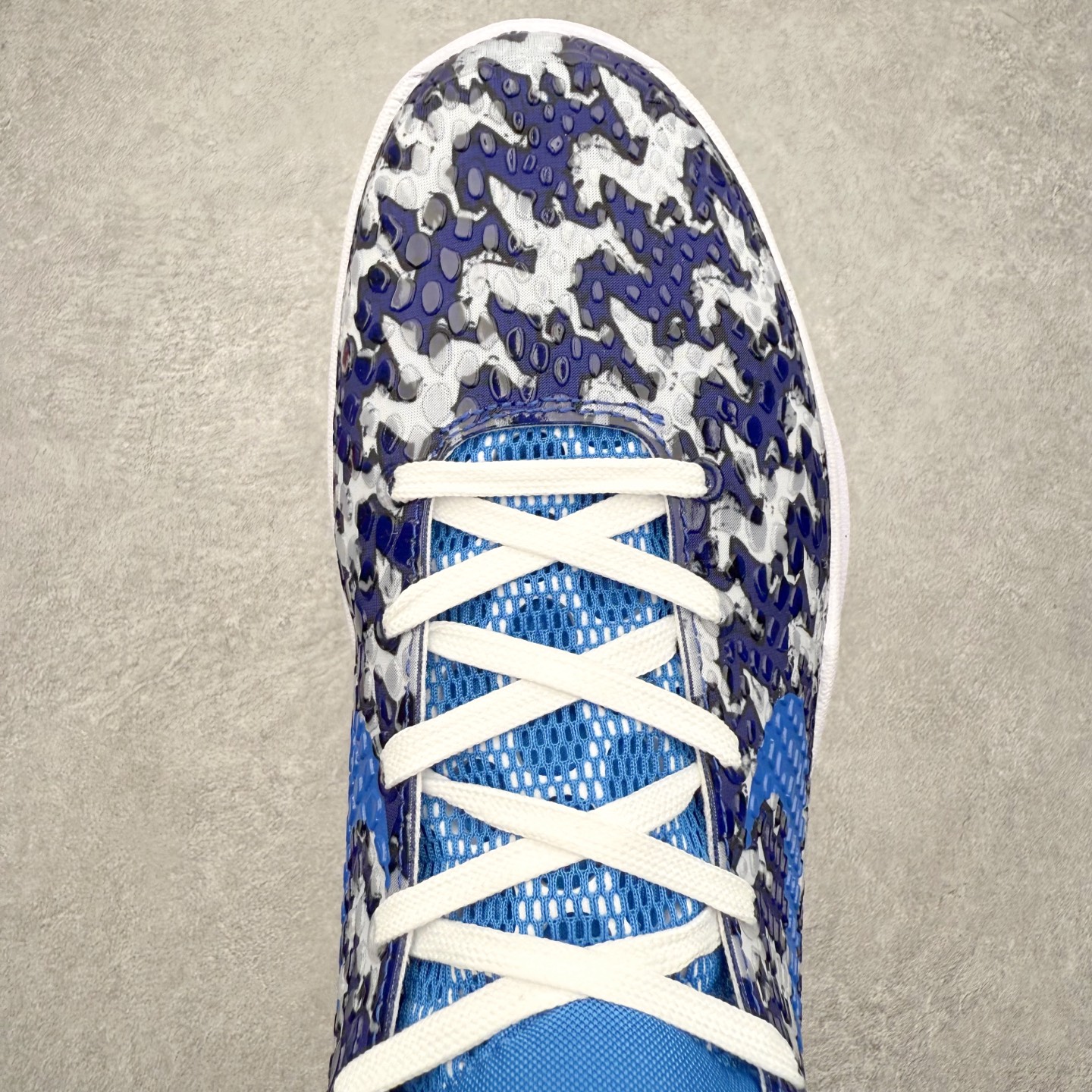 图片[4]-NK Zoom Kobe 6 Protro 科比六代实战篮球鞋 马年定制CYN配色 Eric Avar 这一次在设计中将轻盈发挥到了极致 鞋面采用了更加轻盈、更加强韧的创新的Flywire 2.0技术 球鞋重量更加轻质 重量仅为10.6盎司 内靴设计也使得穿着更加舒适 中底的配置则依日是可靠的zoom气垫和碳板的搭配 外底有个小细节令人十分喜欢 将纹路做成了心电图状 寓意科比对于篮球的喜爱 尺码：40 40.5 41 42 42.5 43 44 44.5 45 46-选品中心