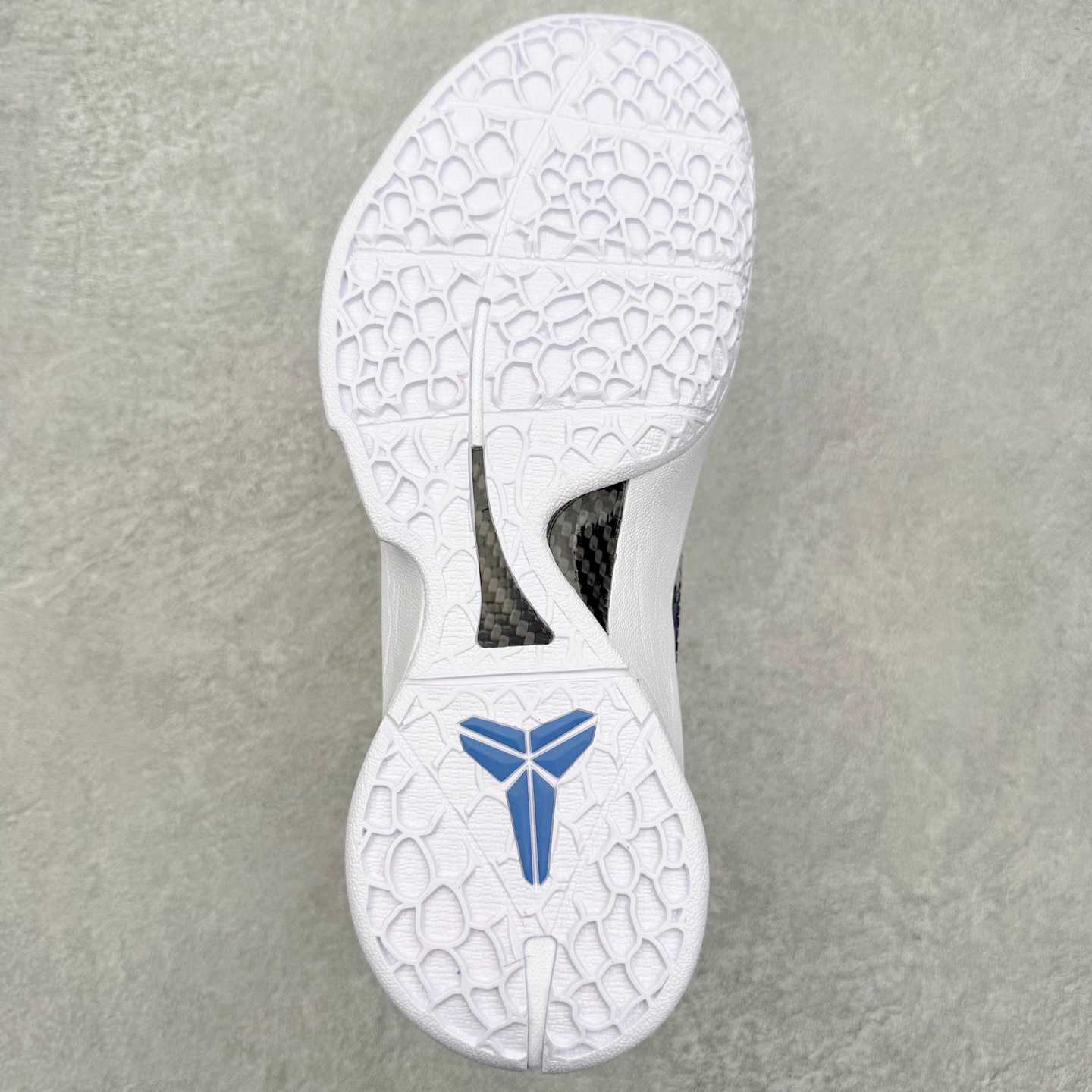 图片[9]-NK Zoom Kobe 6 Protro 科比六代实战篮球鞋 马年定制CYN配色 Eric Avar 这一次在设计中将轻盈发挥到了极致 鞋面采用了更加轻盈、更加强韧的创新的Flywire 2.0技术 球鞋重量更加轻质 重量仅为10.6盎司 内靴设计也使得穿着更加舒适 中底的配置则依日是可靠的zoom气垫和碳板的搭配 外底有个小细节令人十分喜欢 将纹路做成了心电图状 寓意科比对于篮球的喜爱 尺码：40 40.5 41 42 42.5 43 44 44.5 45 46-选品中心
